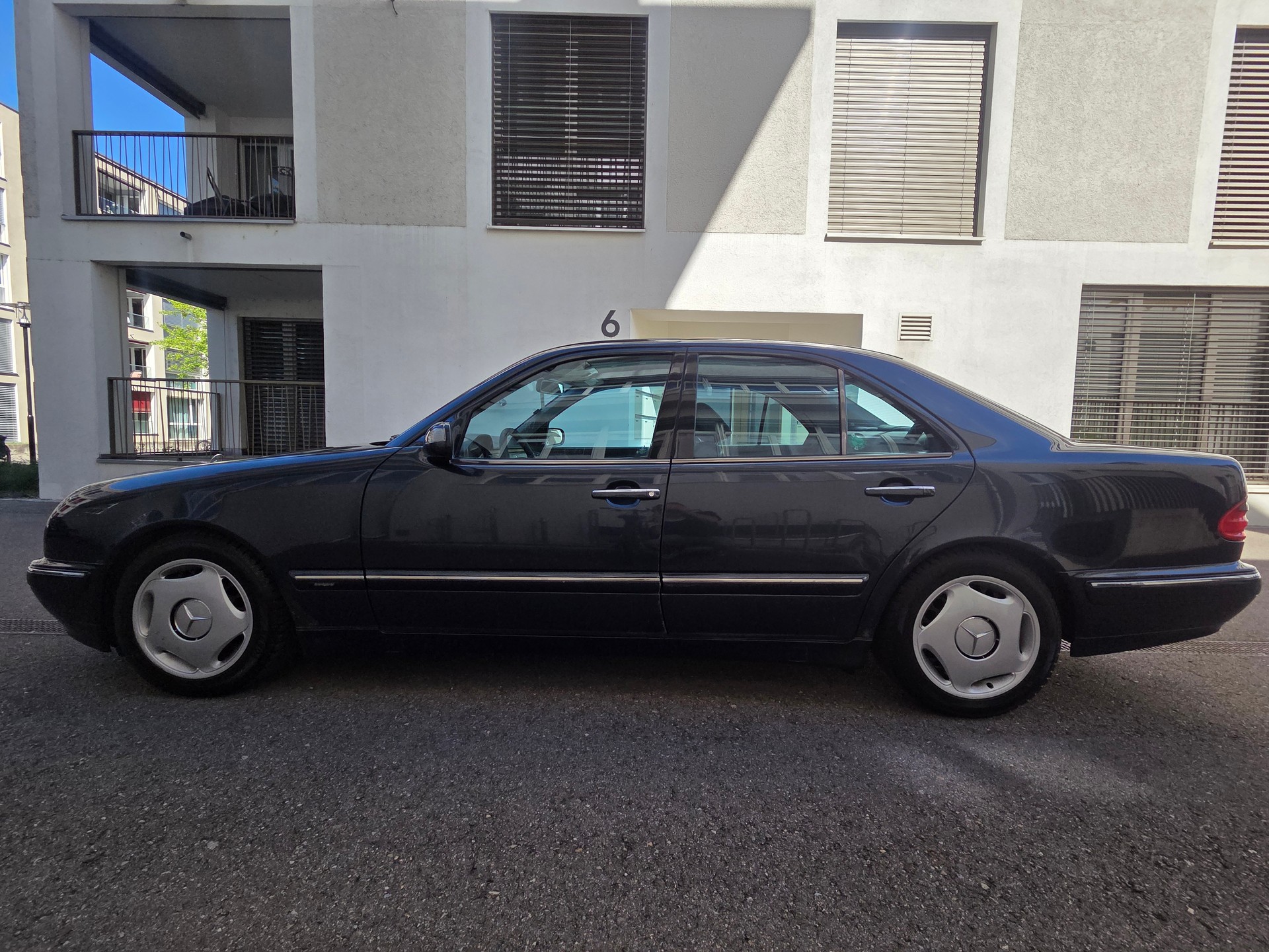 MERCEDES-BENZ E 320 Avantgarde Automatic-image-5