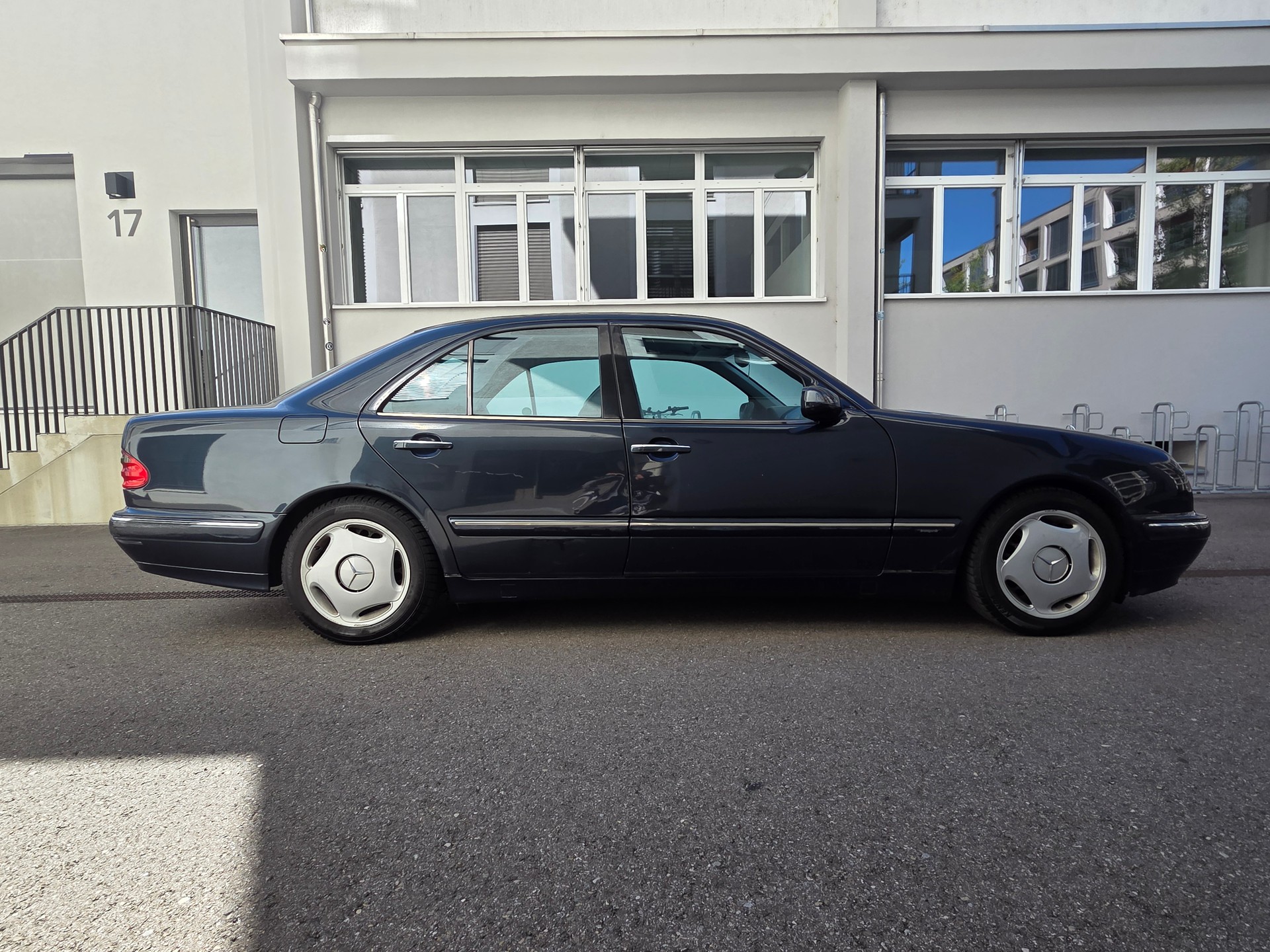 MERCEDES-BENZ E 320 Avantgarde Automatic-image-2