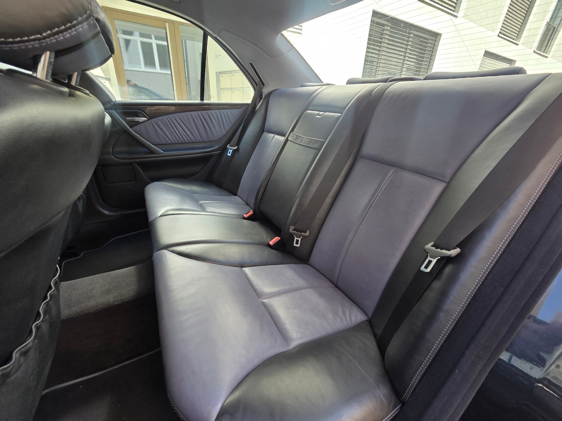 MERCEDES-BENZ E 320 Avantgarde Automatic-image-13
