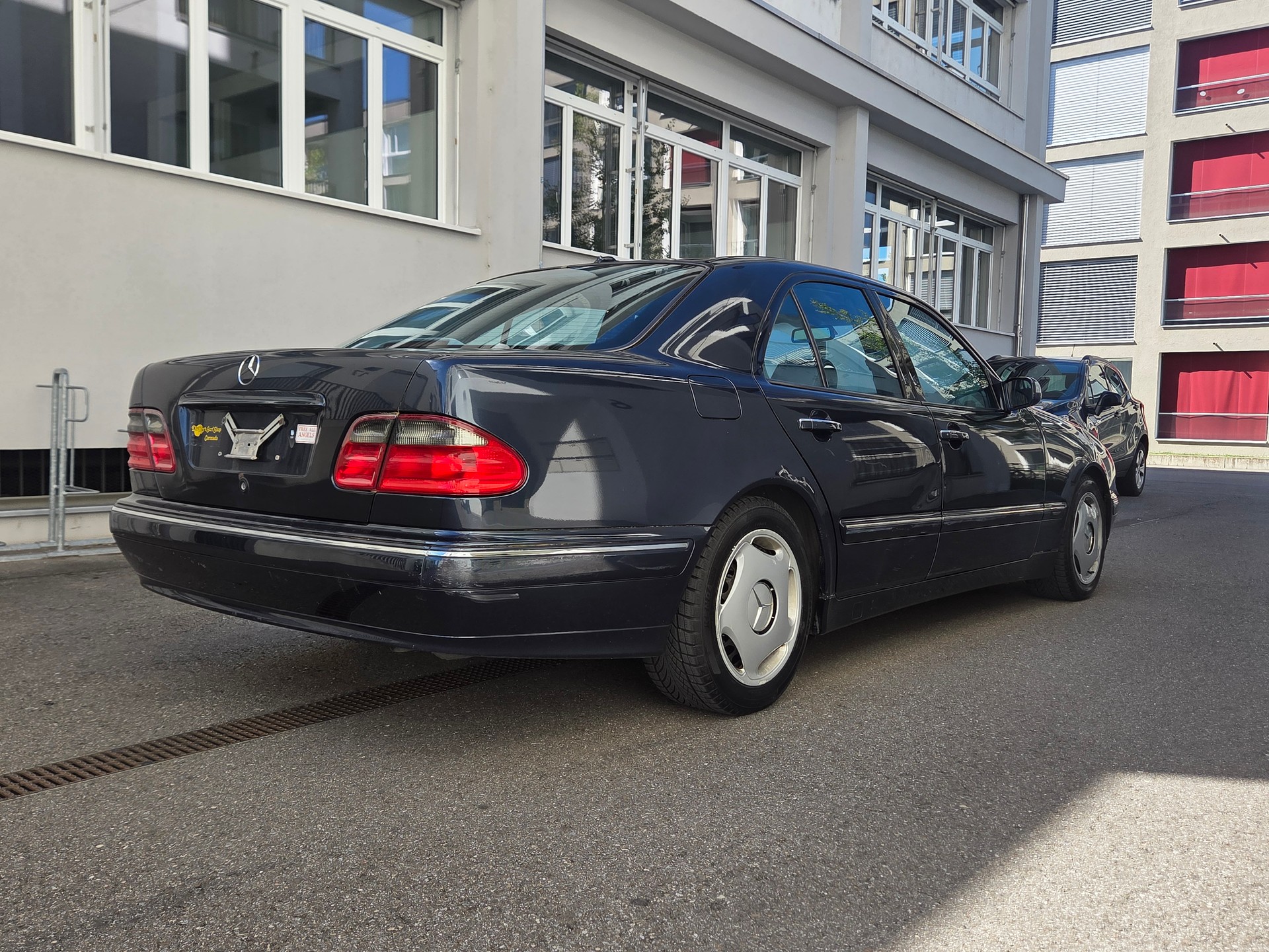 MERCEDES-BENZ E 320 Avantgarde Automatic-image-3