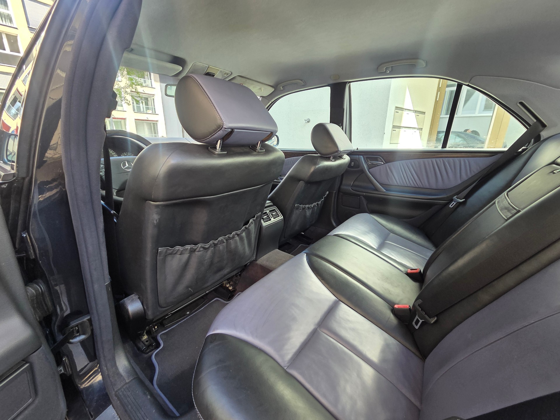 MERCEDES-BENZ E 320 Avantgarde Automatic-image-12