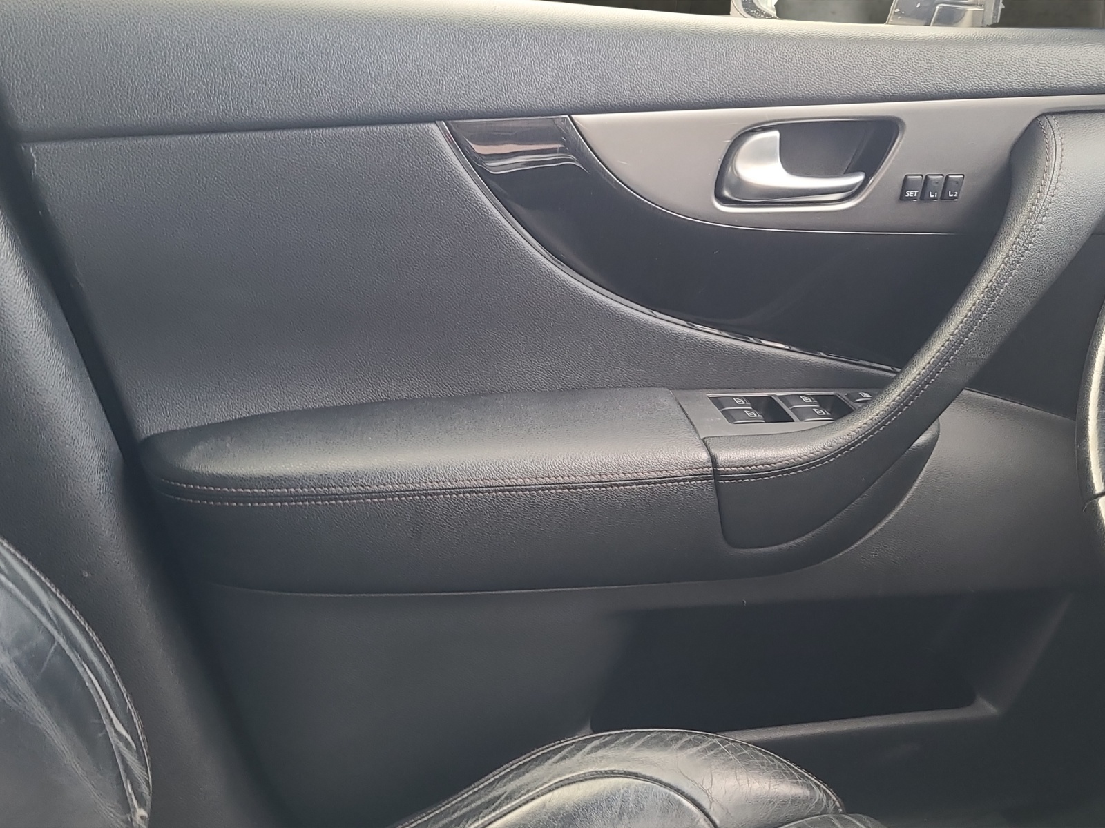 INFINITI FX50 S Premium AWD Automatic-image-4