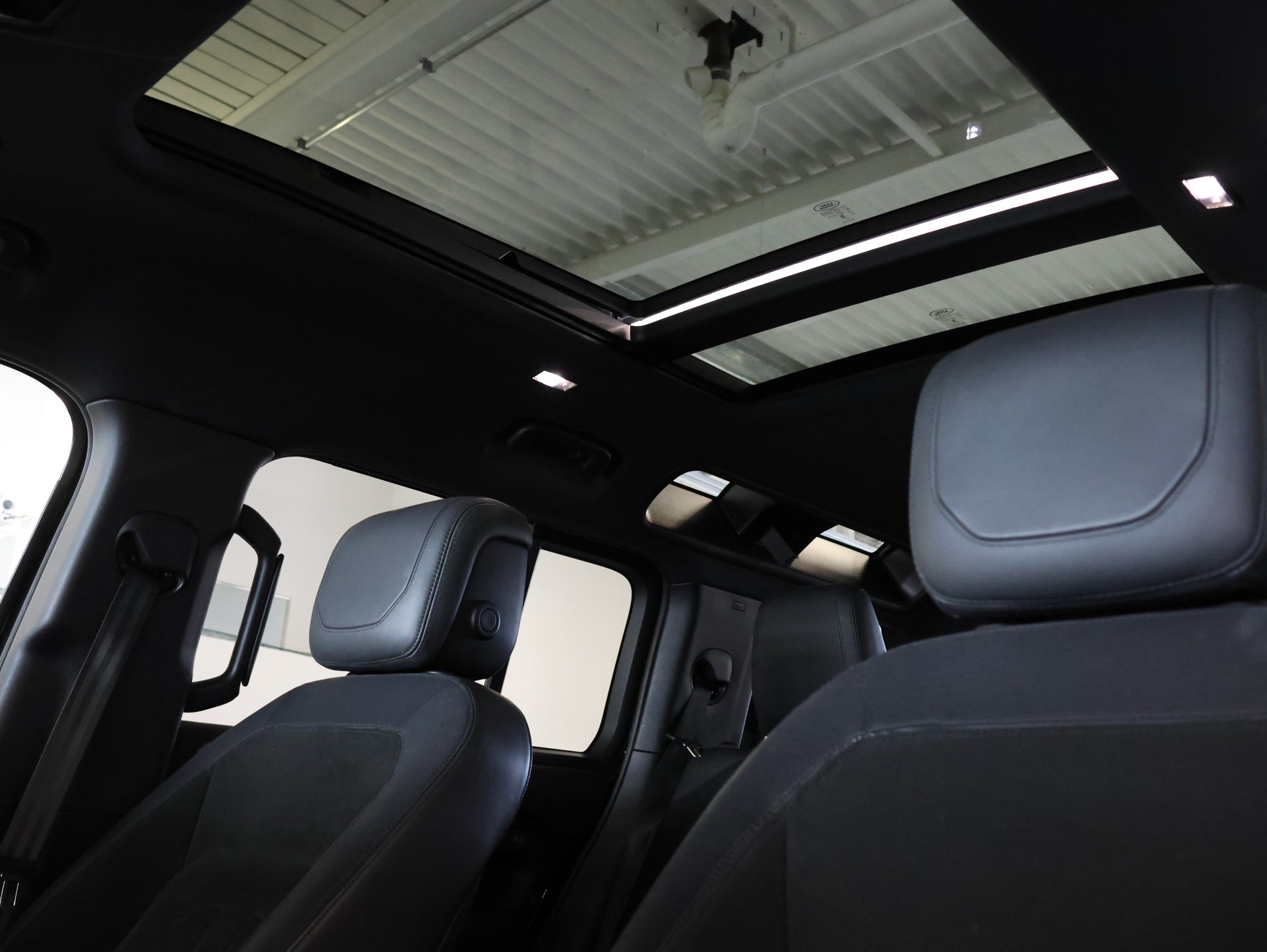 LAND ROVER Defender 110 525 V8 5.0 AT8 *Panorama* *Meridian* *360 Kamera*-image-21
