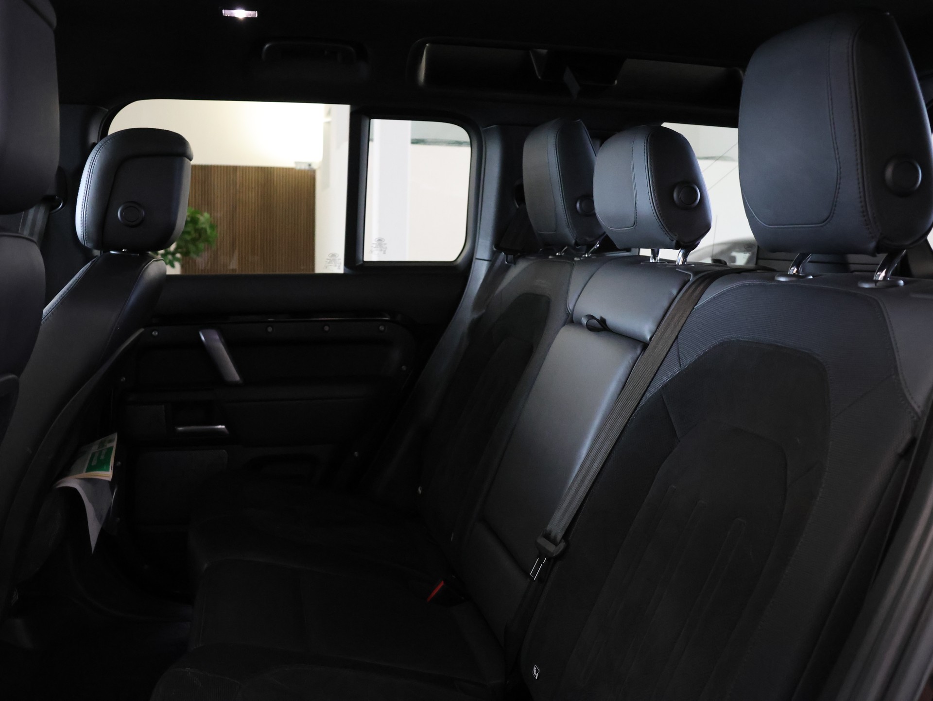 LAND ROVER Defender 110 525 V8 5.0 AT8 *Panorama* *Meridian* *360 Kamera*-image-35