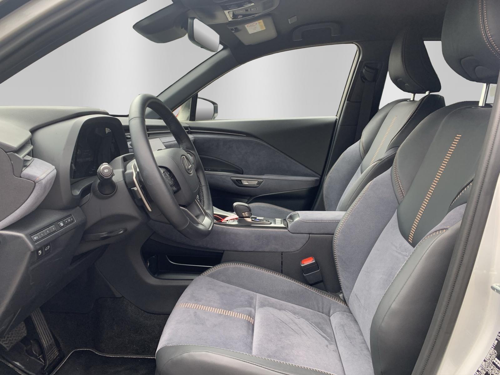 LEXUS LBX 1.5 Hybrid Cool AWD-image-9