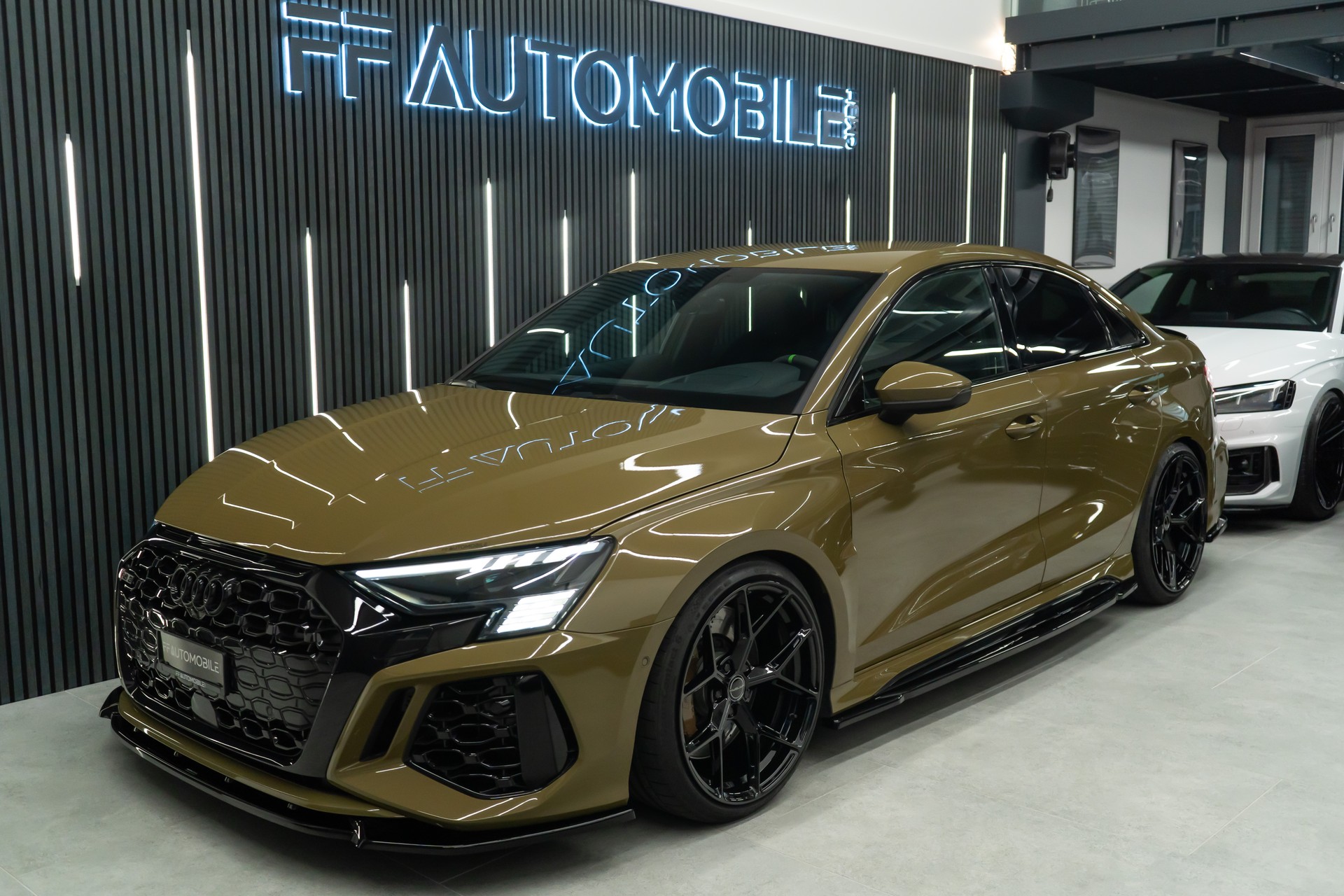 AUDI RS3 LIMOUSINE 2.5 TSI QUATTRO S-TRONIC / OLIVEGRÜN / GARANTIE-showroom-element-2