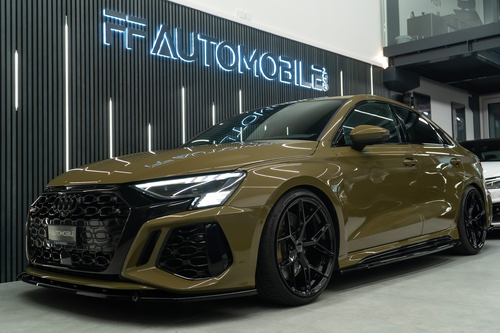 AUDI RS3 LIMOUSINE 2.5 TSI QUATTRO S-TRONIC / OLIVEGRÜN / GARANTIE-showroom-element-1