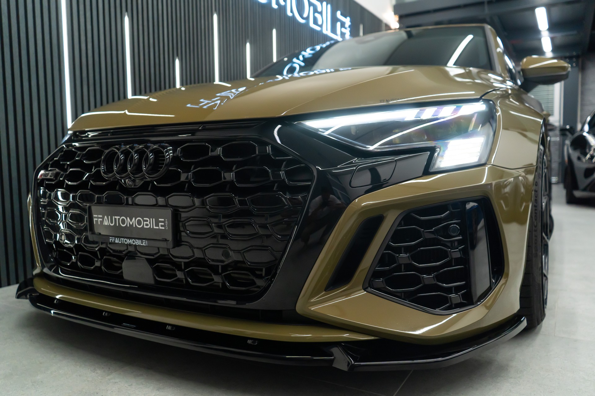 AUDI RS3 LIMOUSINE 2.5 TSI QUATTRO S-TRONIC / OLIVEGRÜN / GARANTIE-showroom-element-3