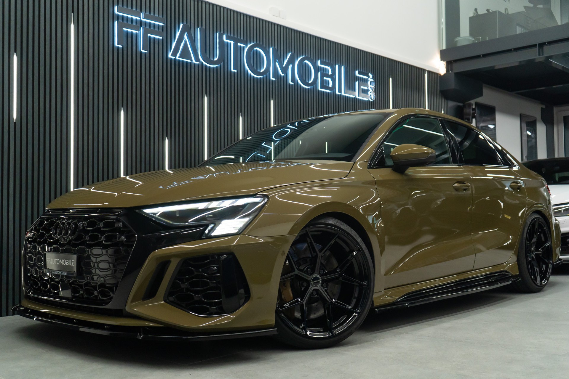 AUDI RS3 LIMOUSINE 2.5 TSI QUATTRO S-TRONIC / OLIVEGRÜN / GARANTIE