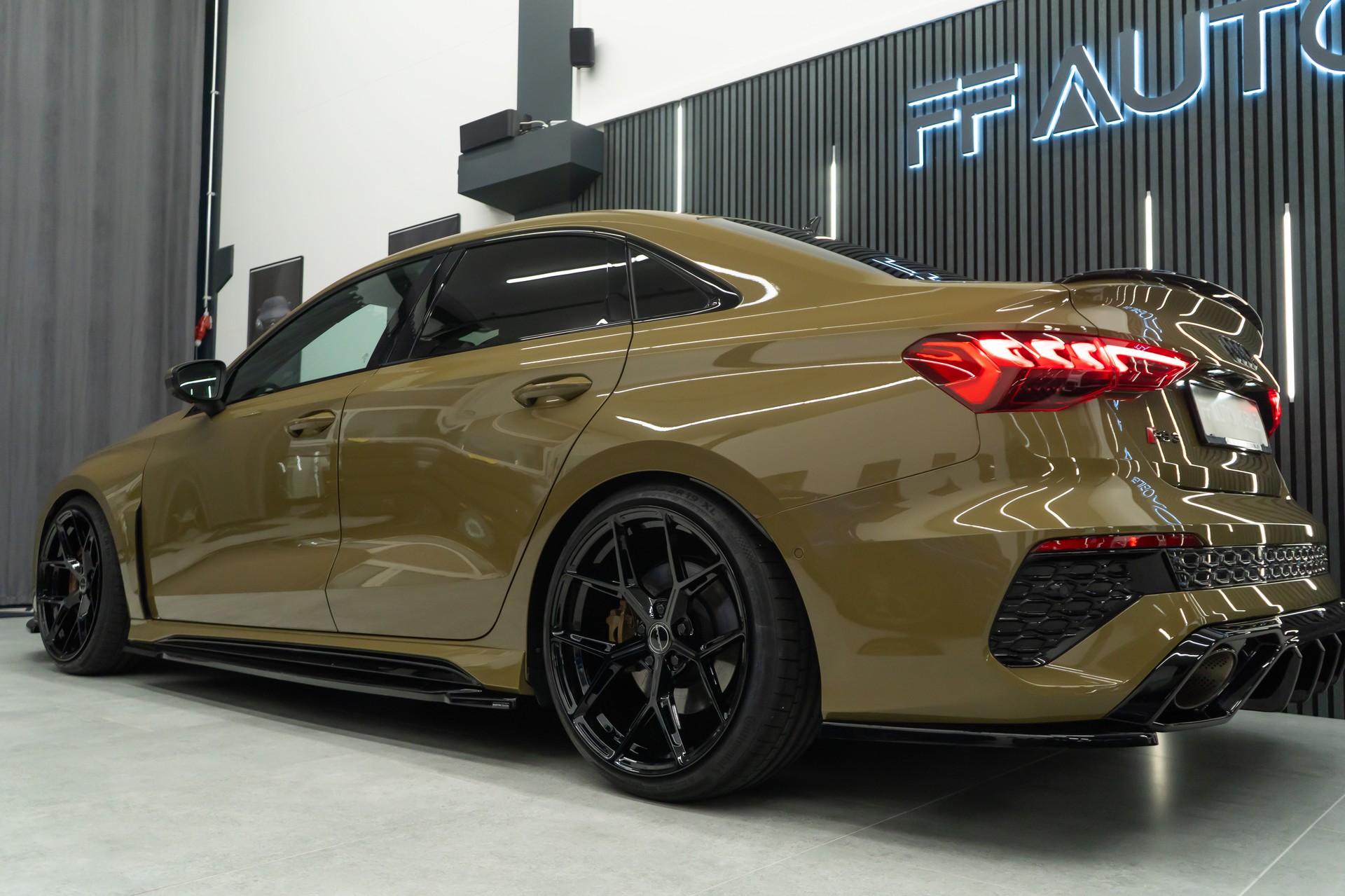 AUDI RS3 LIMOUSINE 2.5 TSI QUATTRO S-TRONIC / OLIVEGRÜN / GARANTIE-image-13