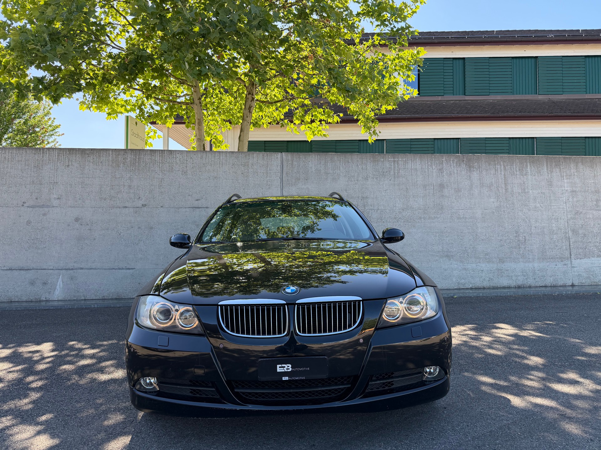 BMW 325xi xDrive Touring-image-2