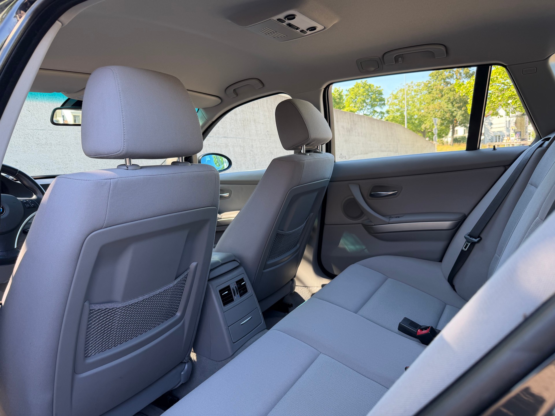BMW 325xi xDrive Touring-image-8