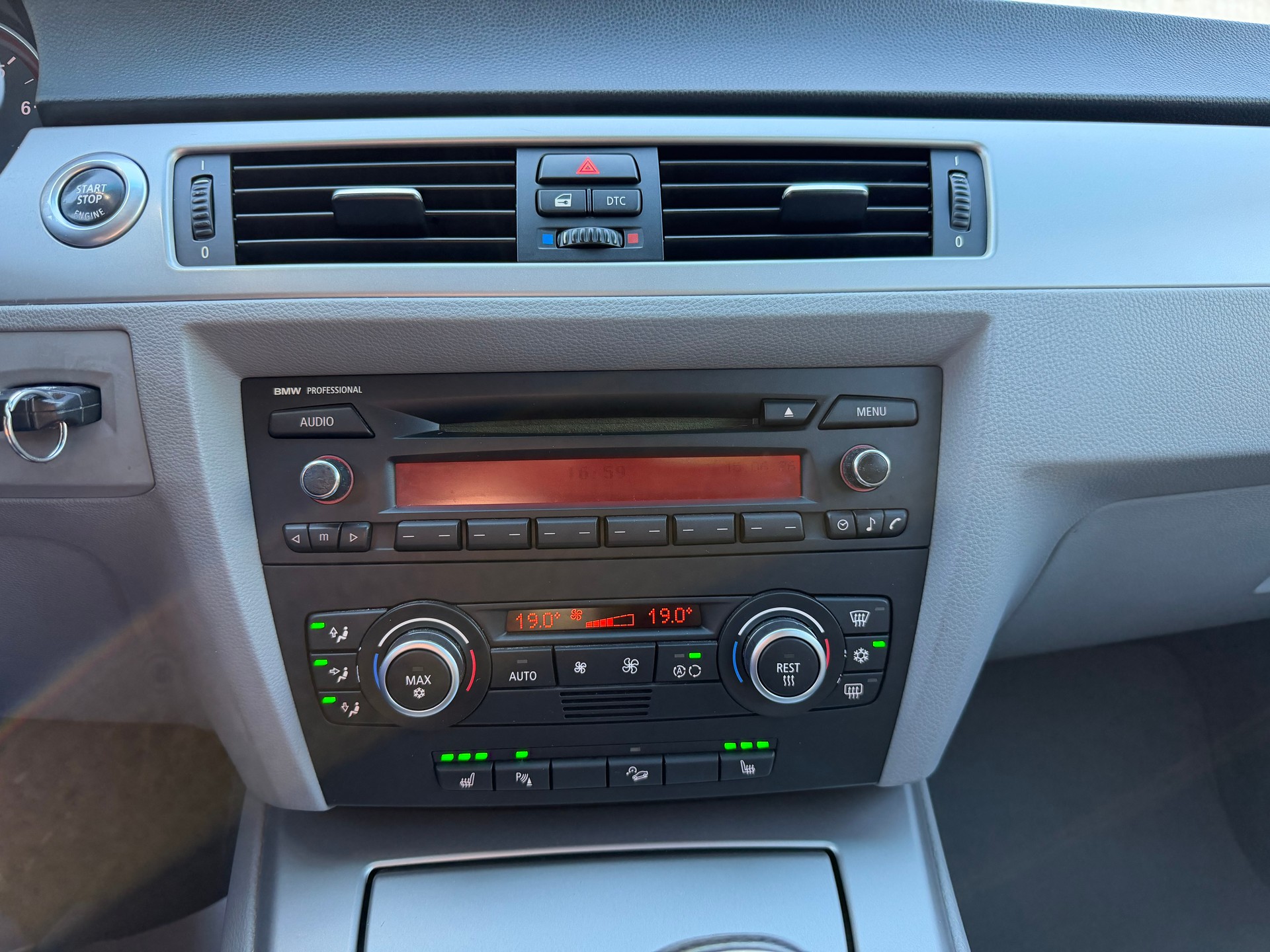 BMW 325xi xDrive Touring-image-11
