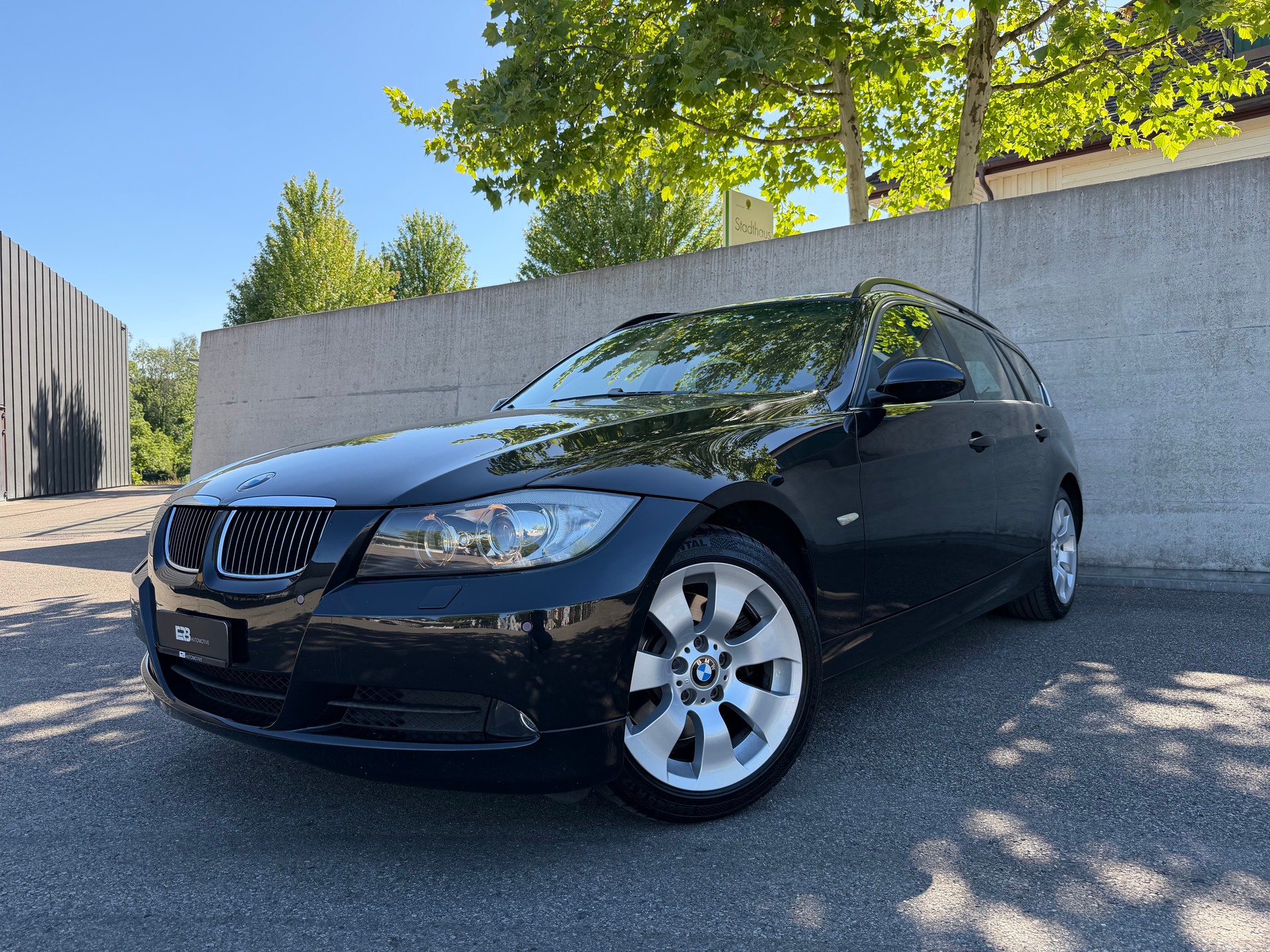 BMW 325xi xDrive Touring-image-3