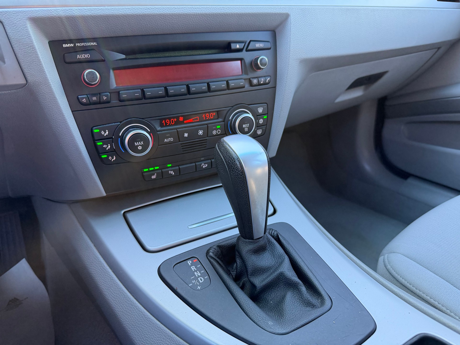 BMW 325xi xDrive Touring-image-12