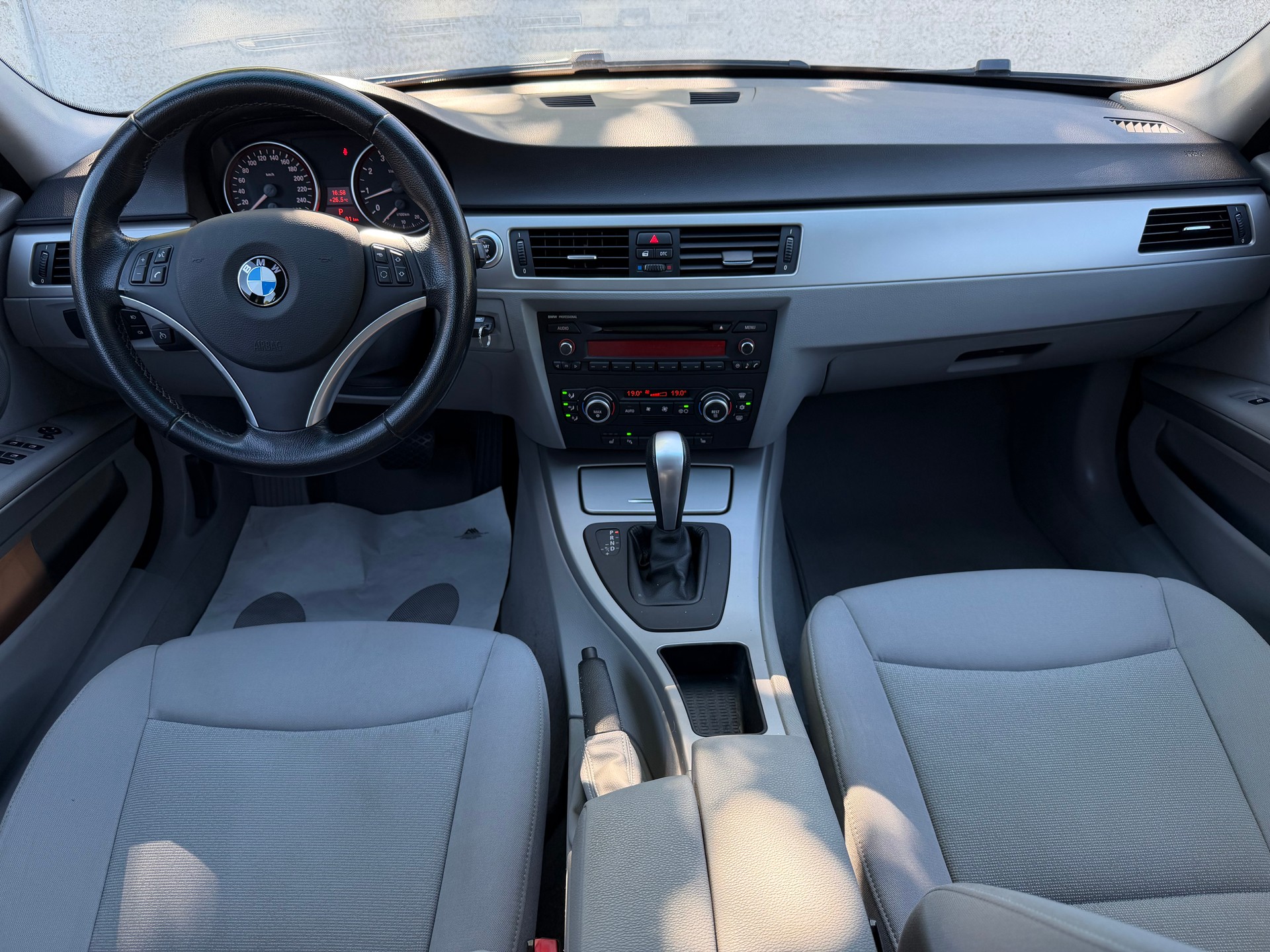 BMW 325xi xDrive Touring-image-10