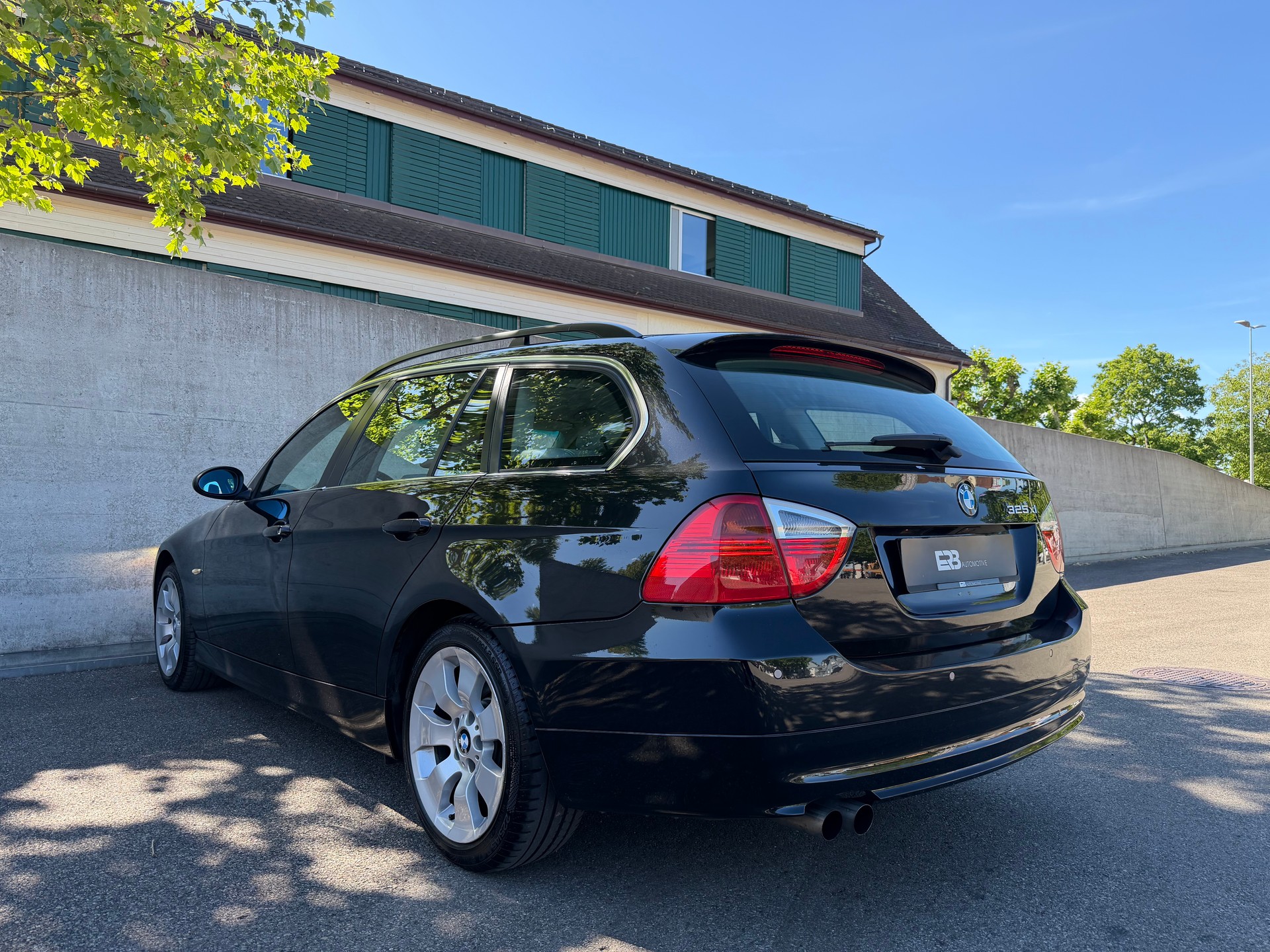 BMW 325xi xDrive Touring-image-13