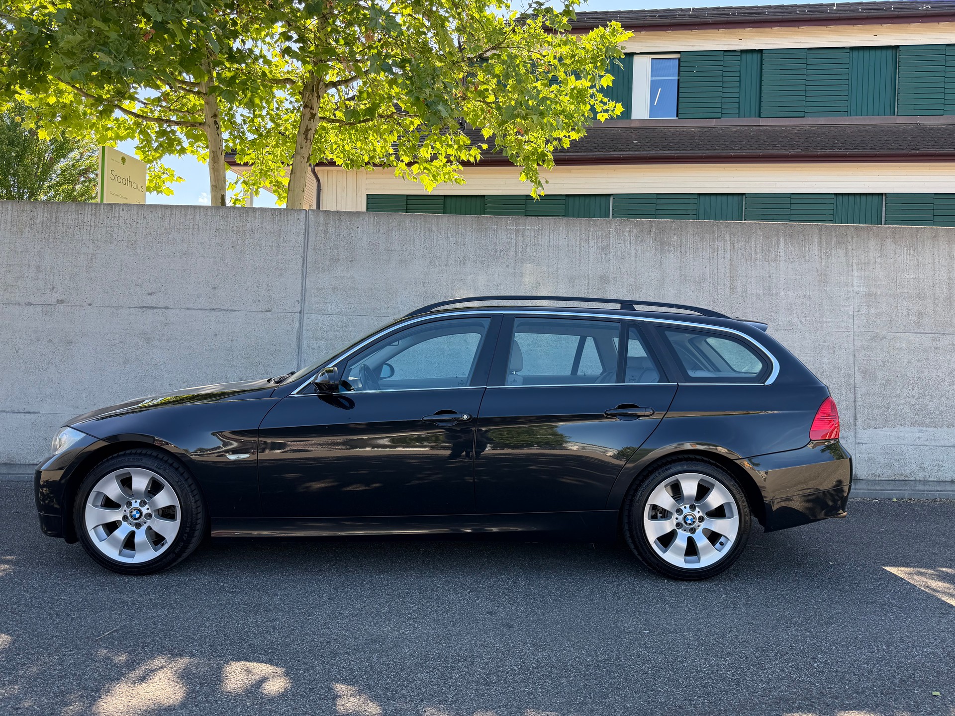 BMW 325xi xDrive Touring-image-1
