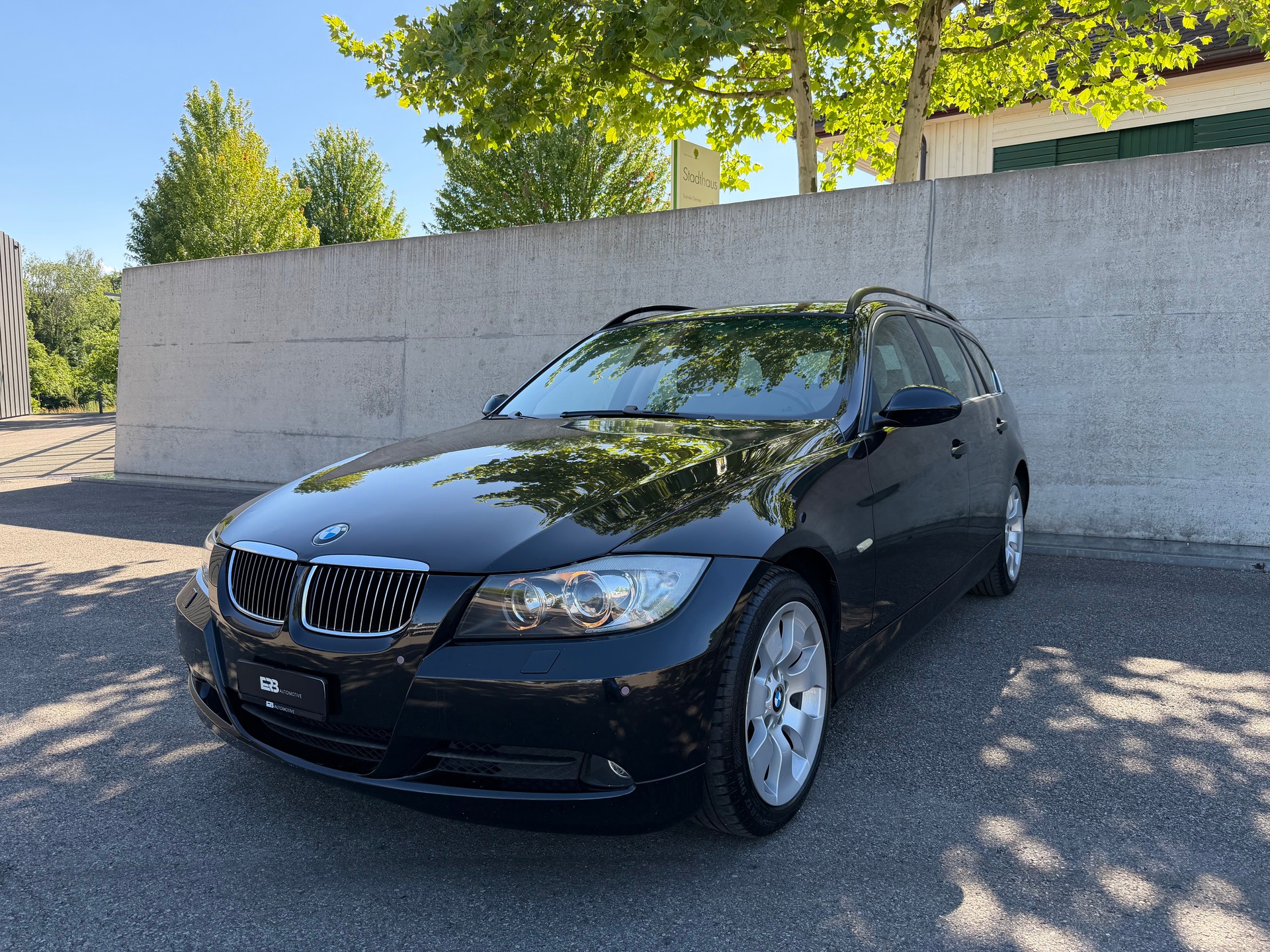 BMW 325xi xDrive Touring-image-4