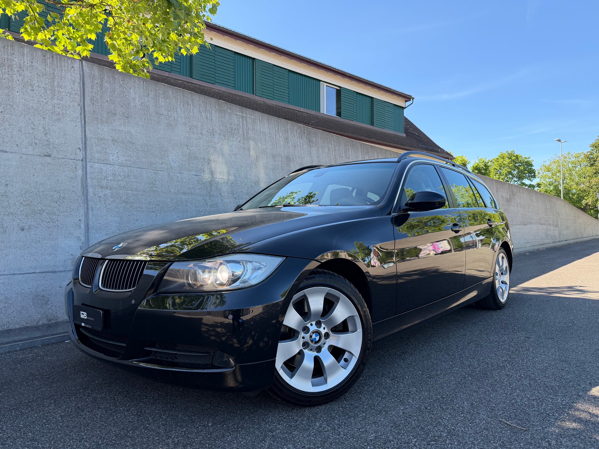 BMW 325xi xDrive Touring-image-0