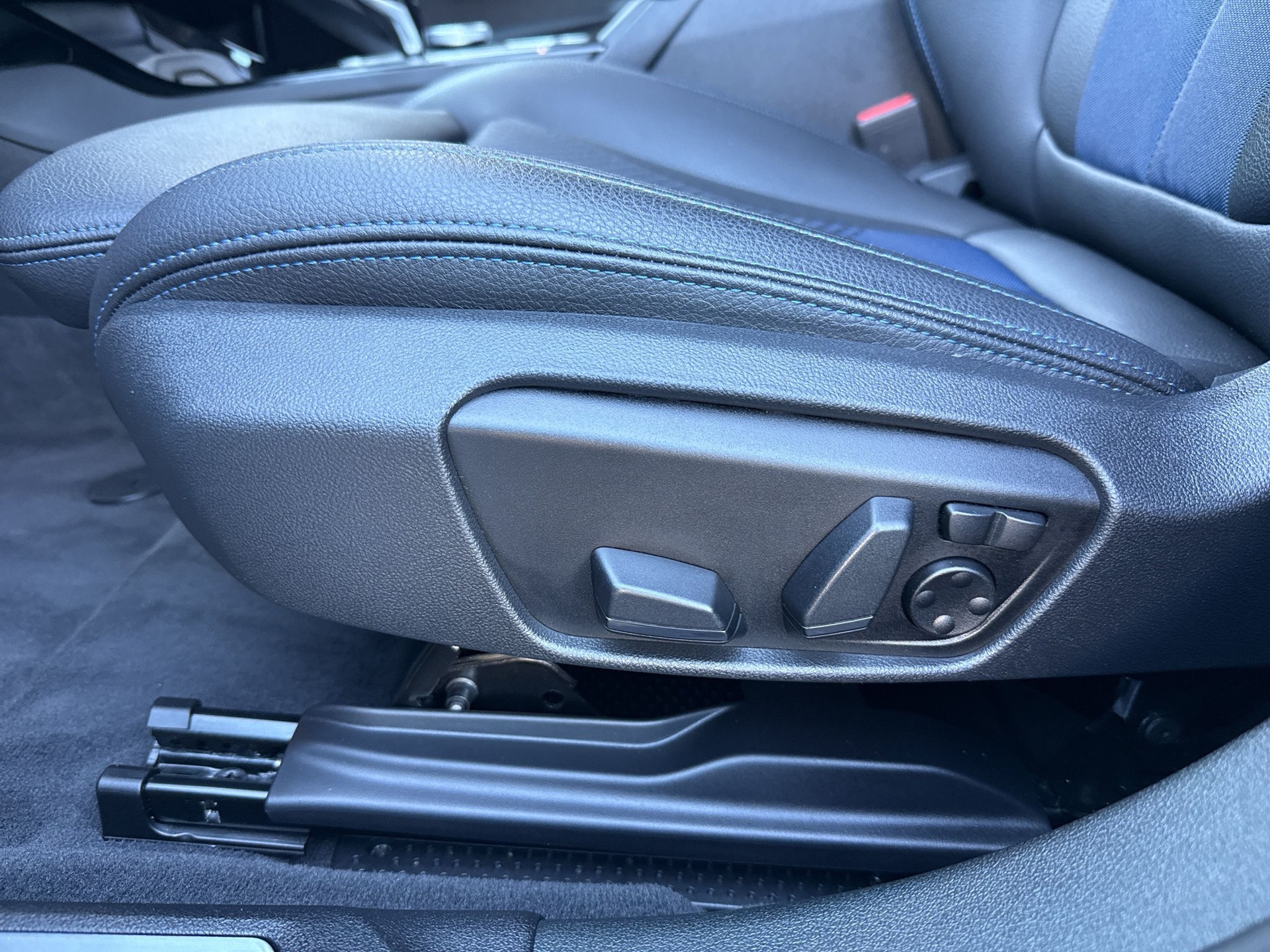 BMW 120i Pure M Sport Steptronic-image-18
