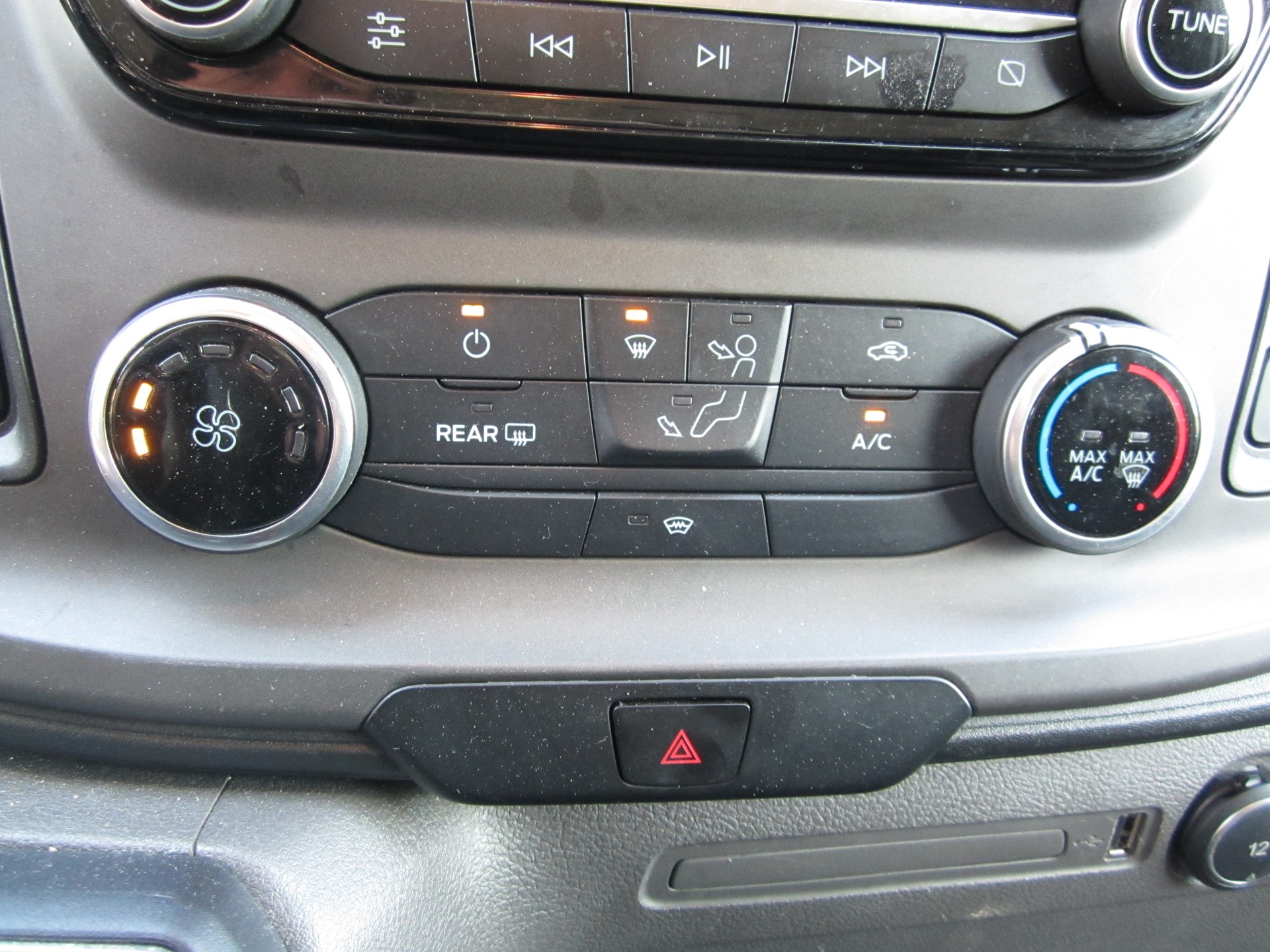 FORD 2.0 TDI 130 PS 280 L1 H1Trend Automat 3Sitzer-image-14