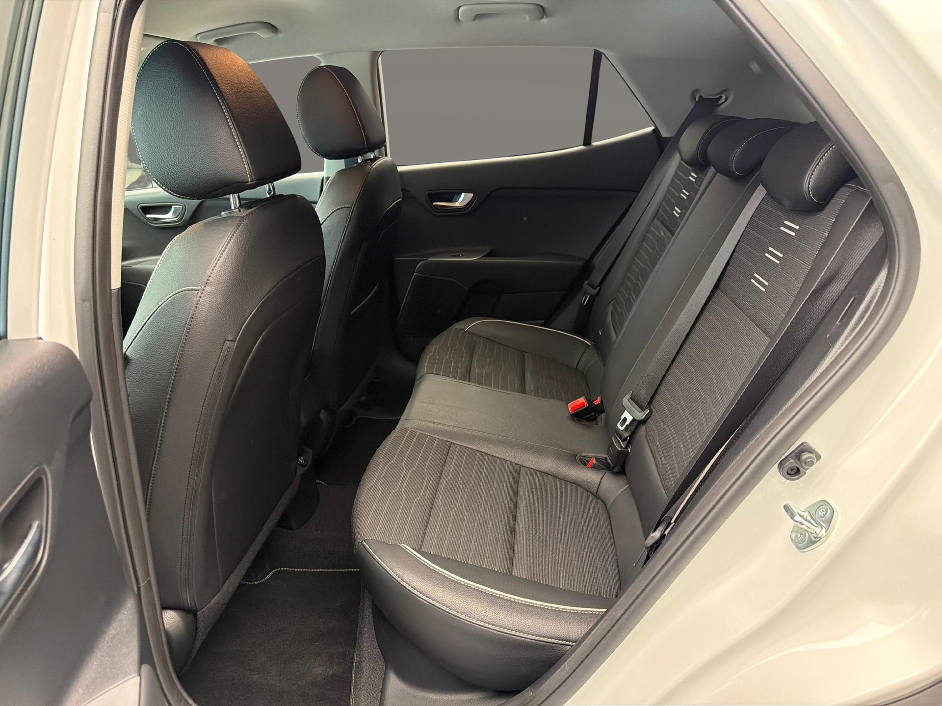KIA Stonic 1.0 T-GDi GT-Line-image-10