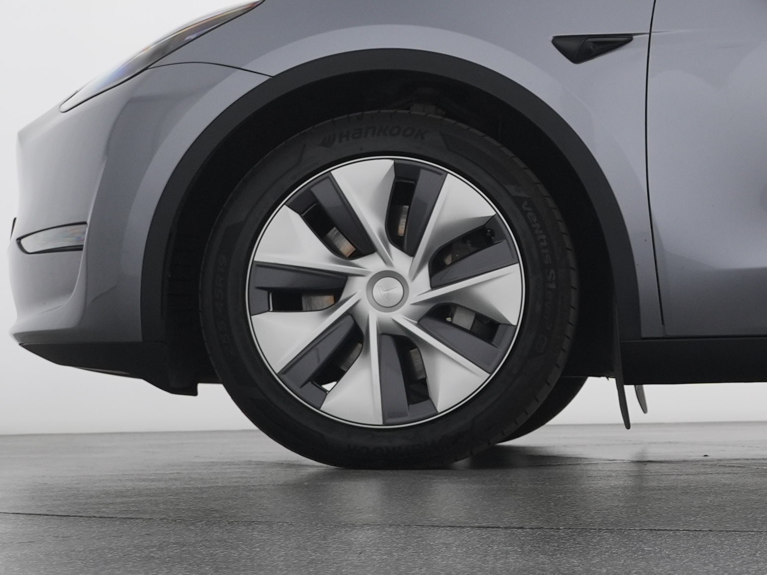 TESLA Model Y Long Range All-Wheel Drive-image-2