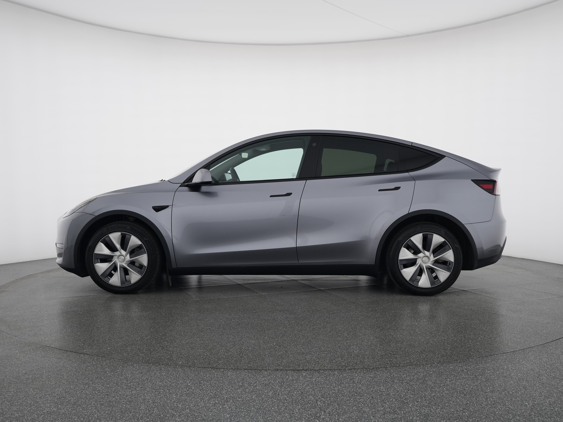 TESLA Model Y Long Range All-Wheel Drive-image-1
