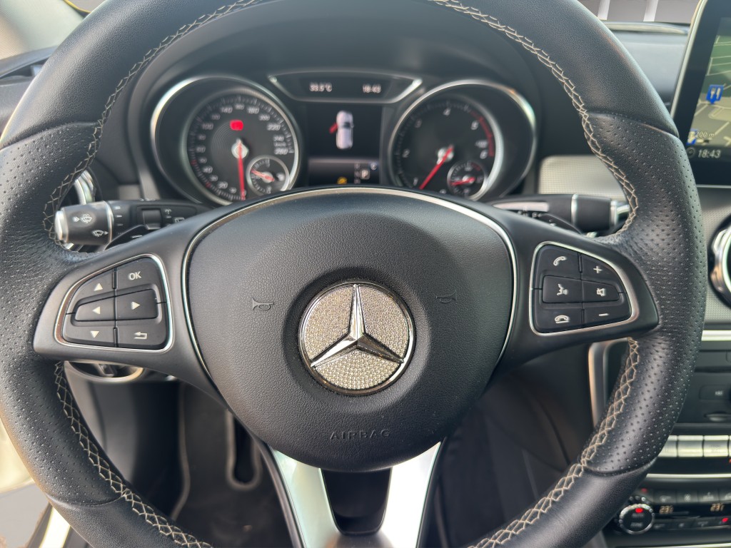 MERCEDES-BENZ GLA 200 d Urban 4m 7G-DCT-image-9