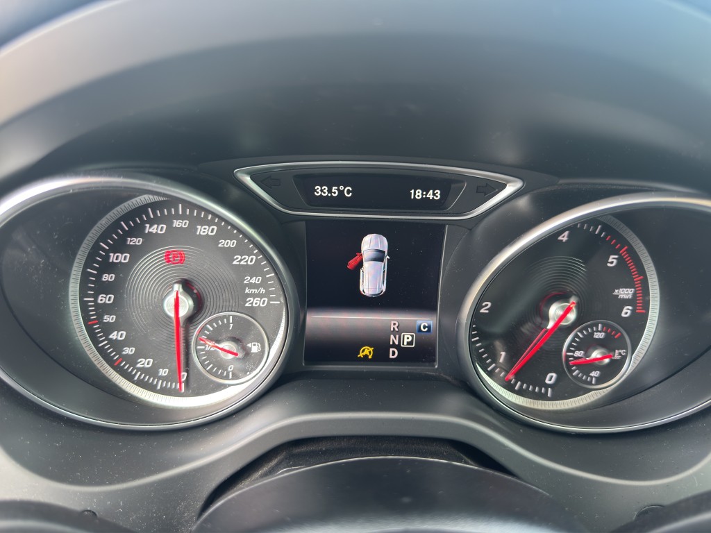 MERCEDES-BENZ GLA 200 d Urban 4m 7G-DCT-image-10