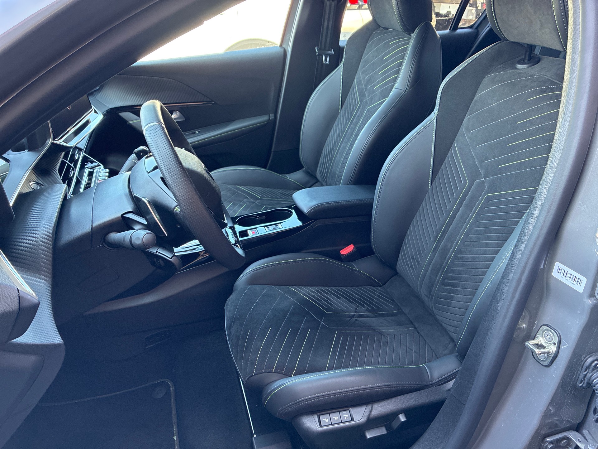 PEUGEOT 208 1.2 MHEV 110 GT-image-10