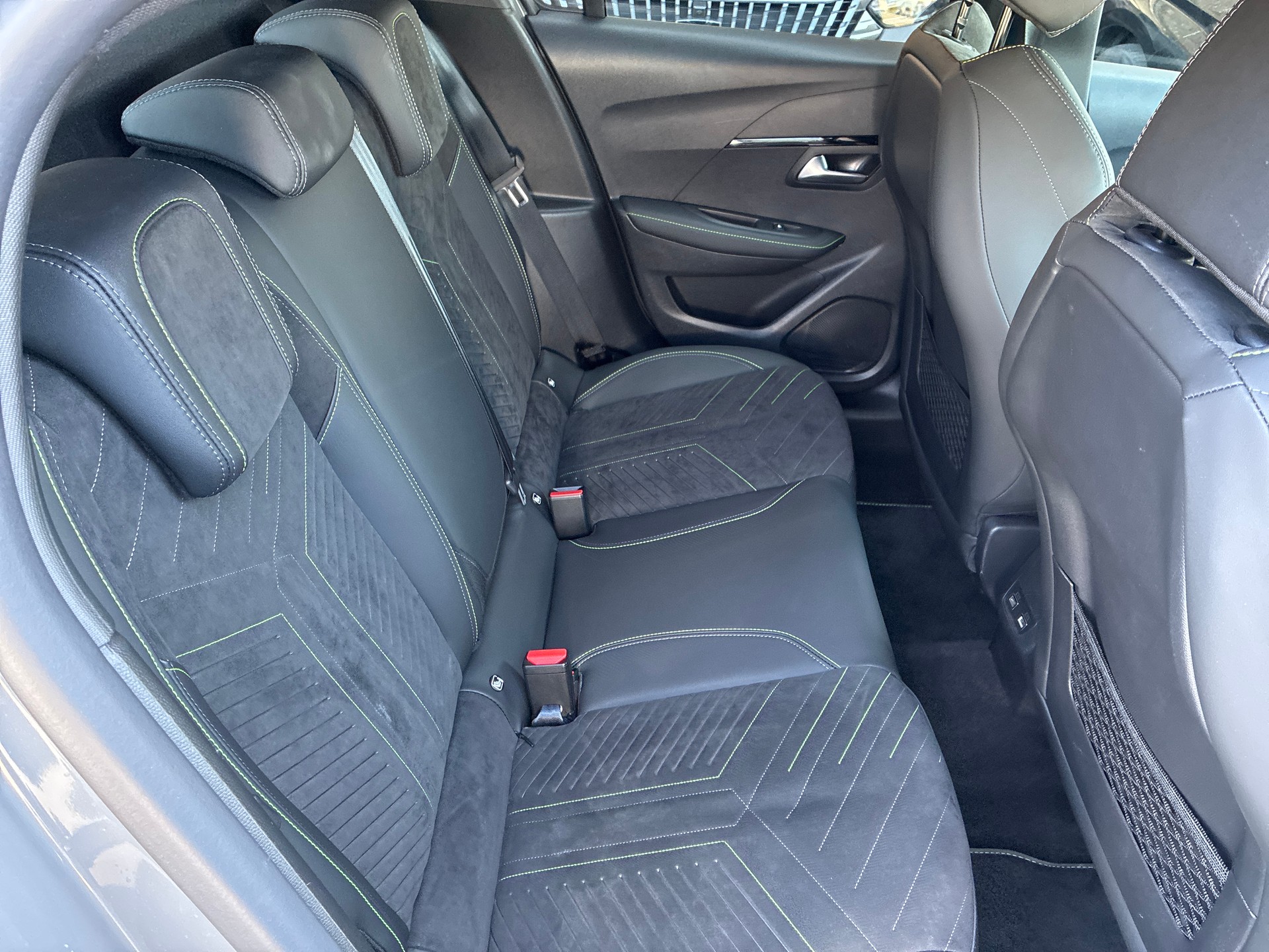 PEUGEOT 208 1.2 MHEV 110 GT-image-6