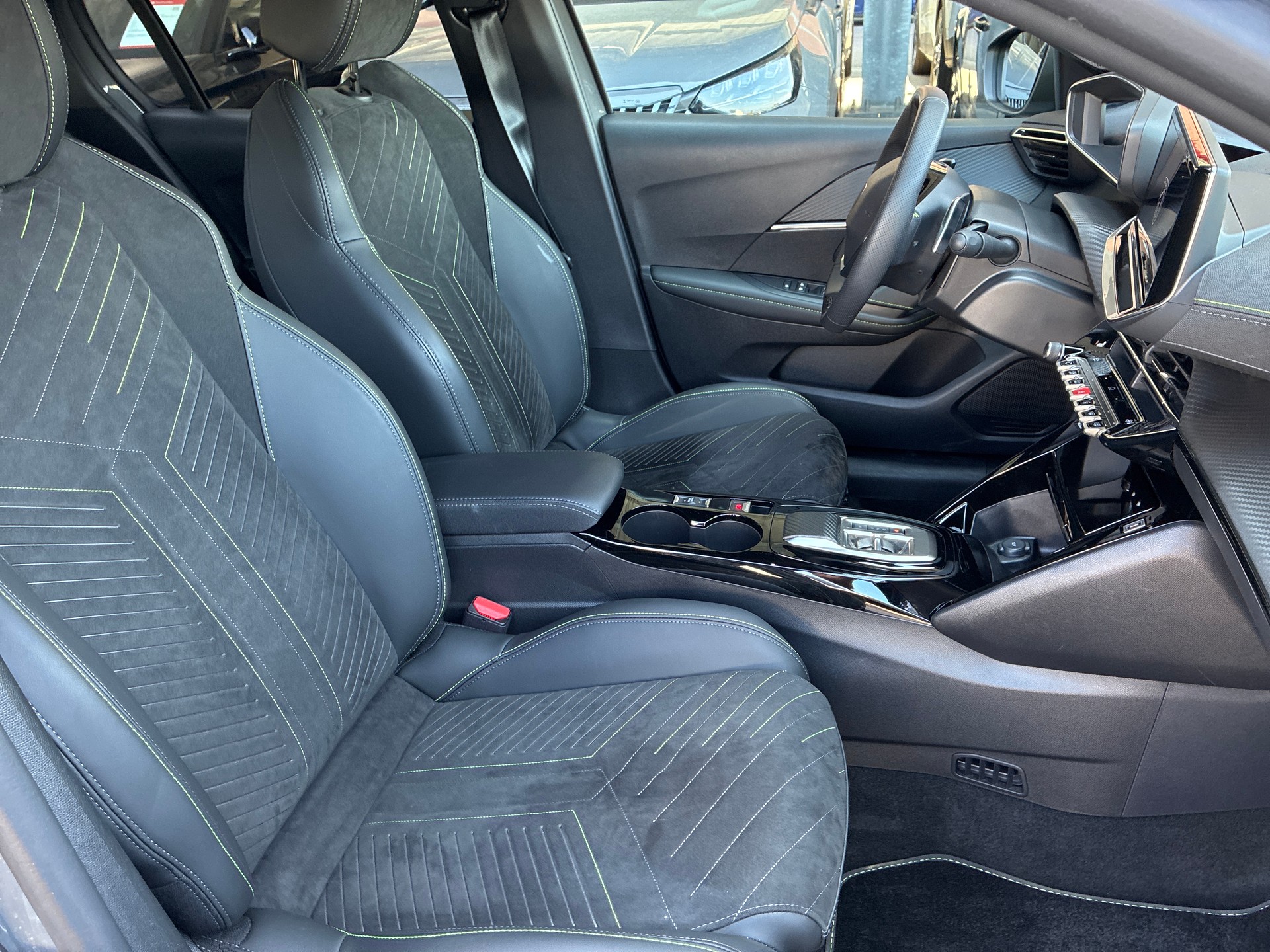 PEUGEOT 208 1.2 MHEV 110 GT-image-8