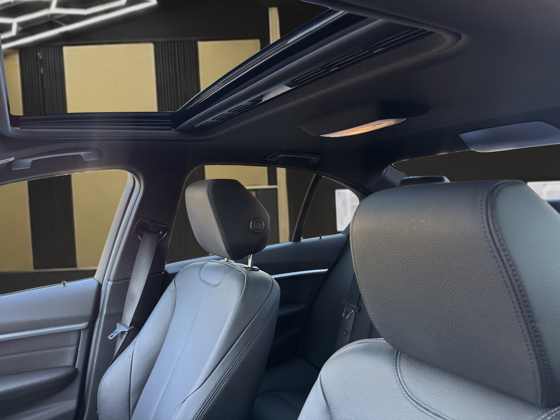 BMW 330d xDrive Edition M Sport Steptronic-image-9