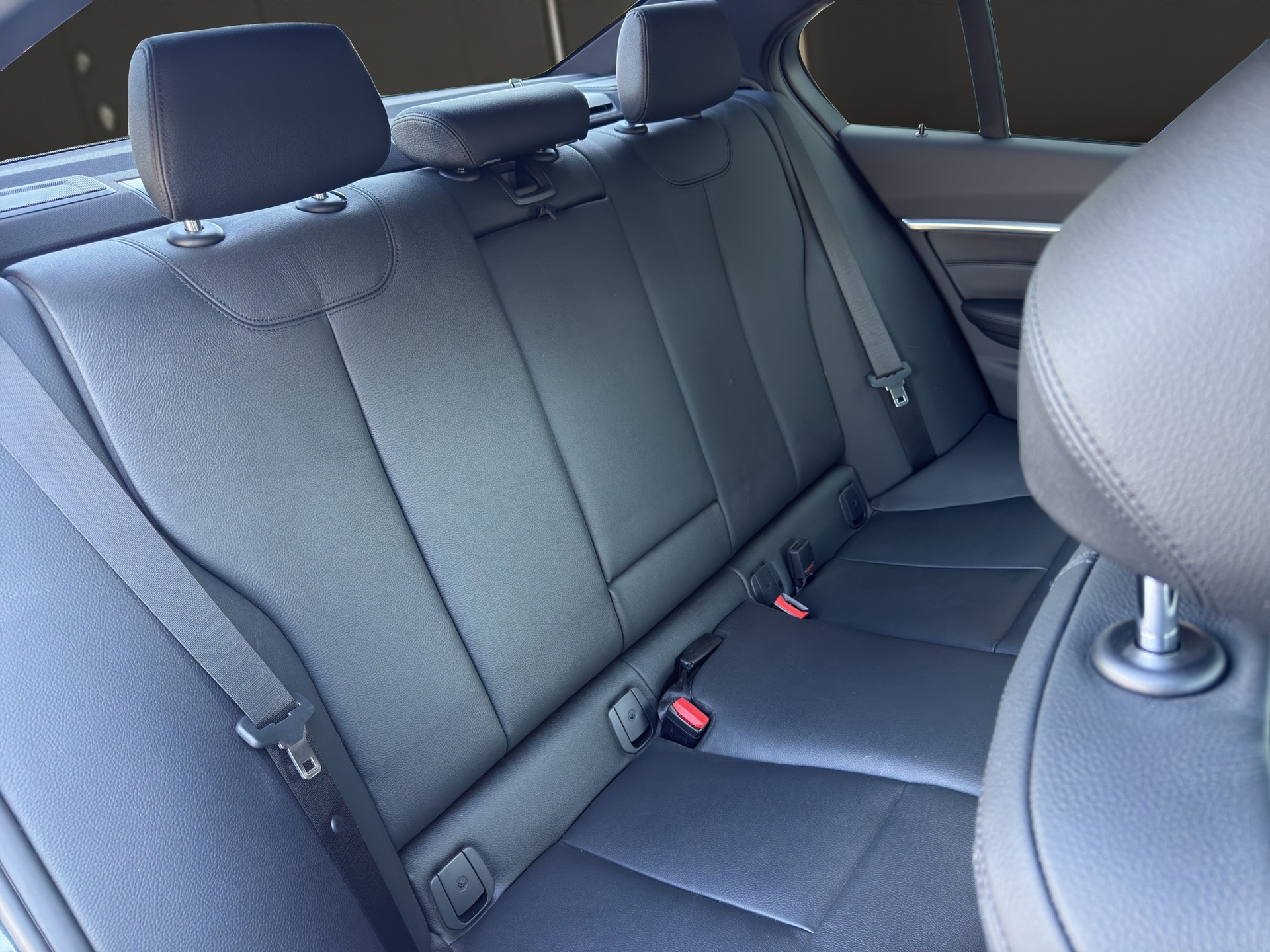 BMW 330d xDrive Edition M Sport Steptronic-image-13