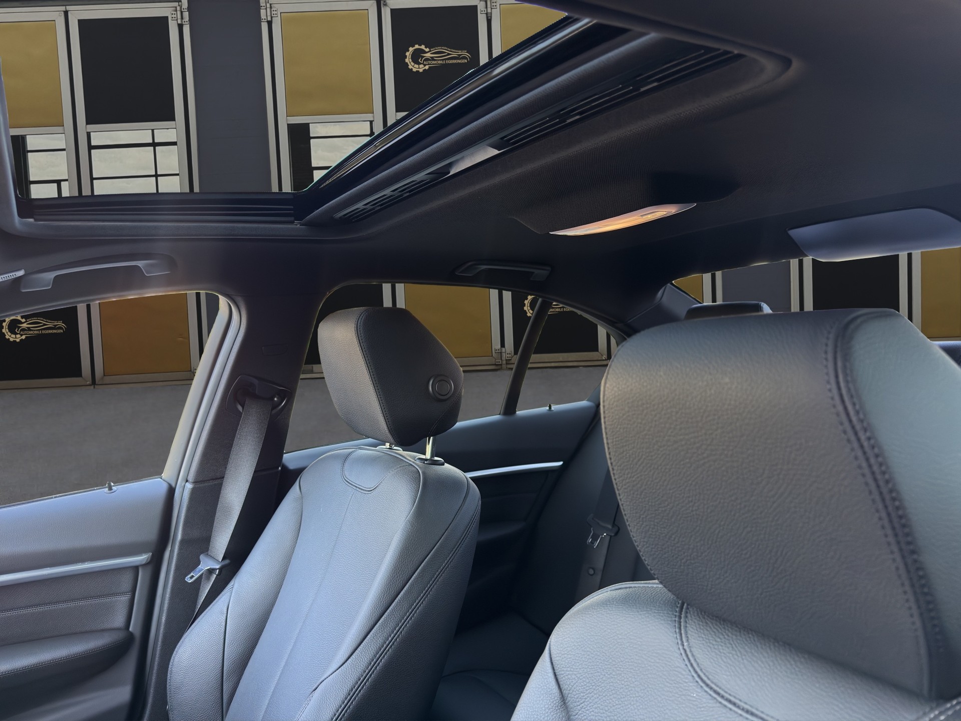 BMW 330d xDrive Edition M Sport Steptronic-image-9