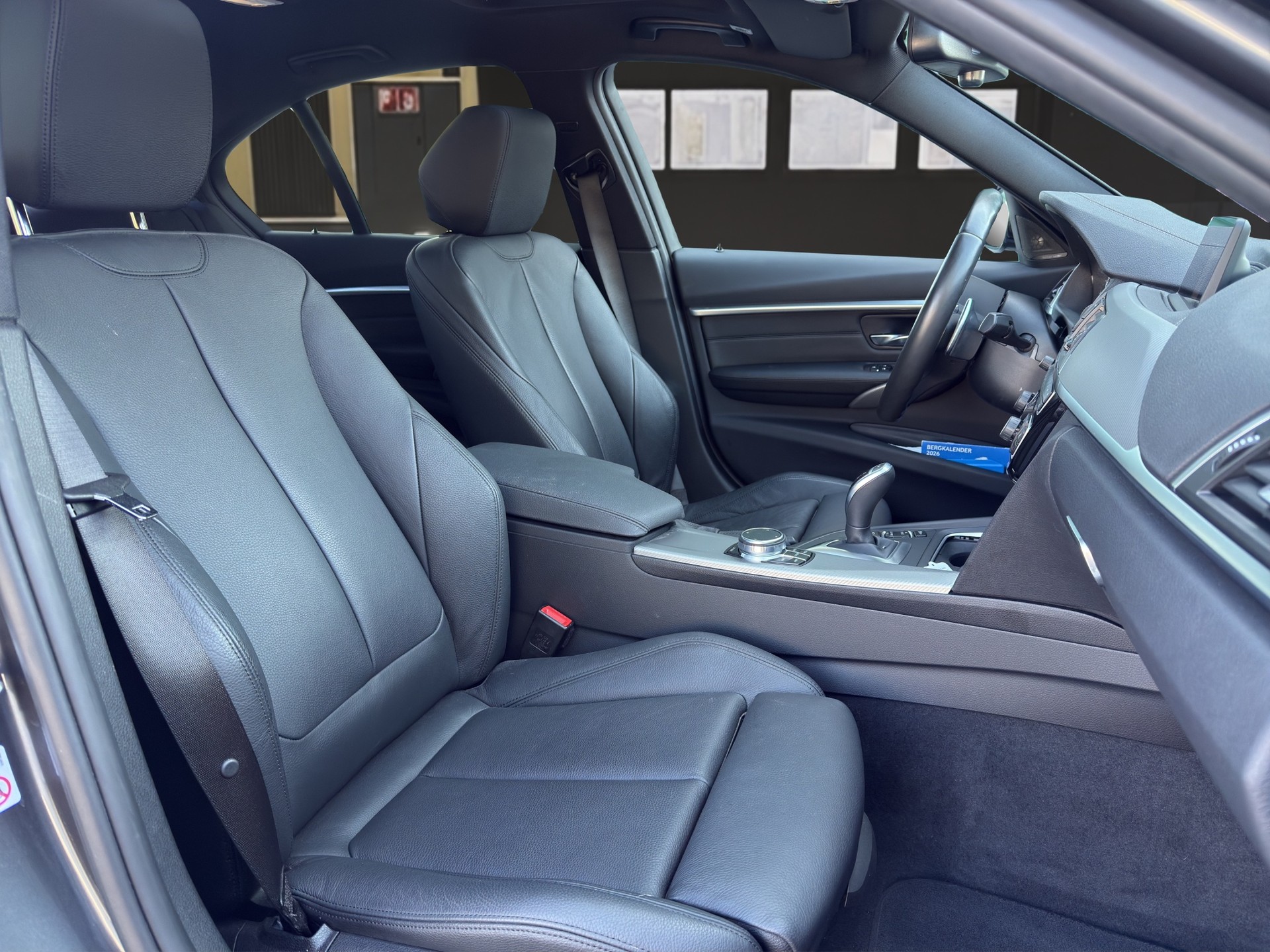 BMW 330d xDrive Edition M Sport Steptronic-image-10