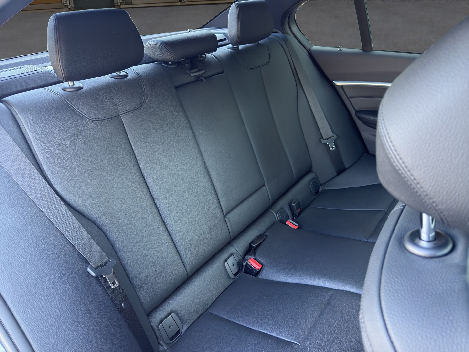 BMW 330d xDrive Edition M Sport Steptronic-image-13