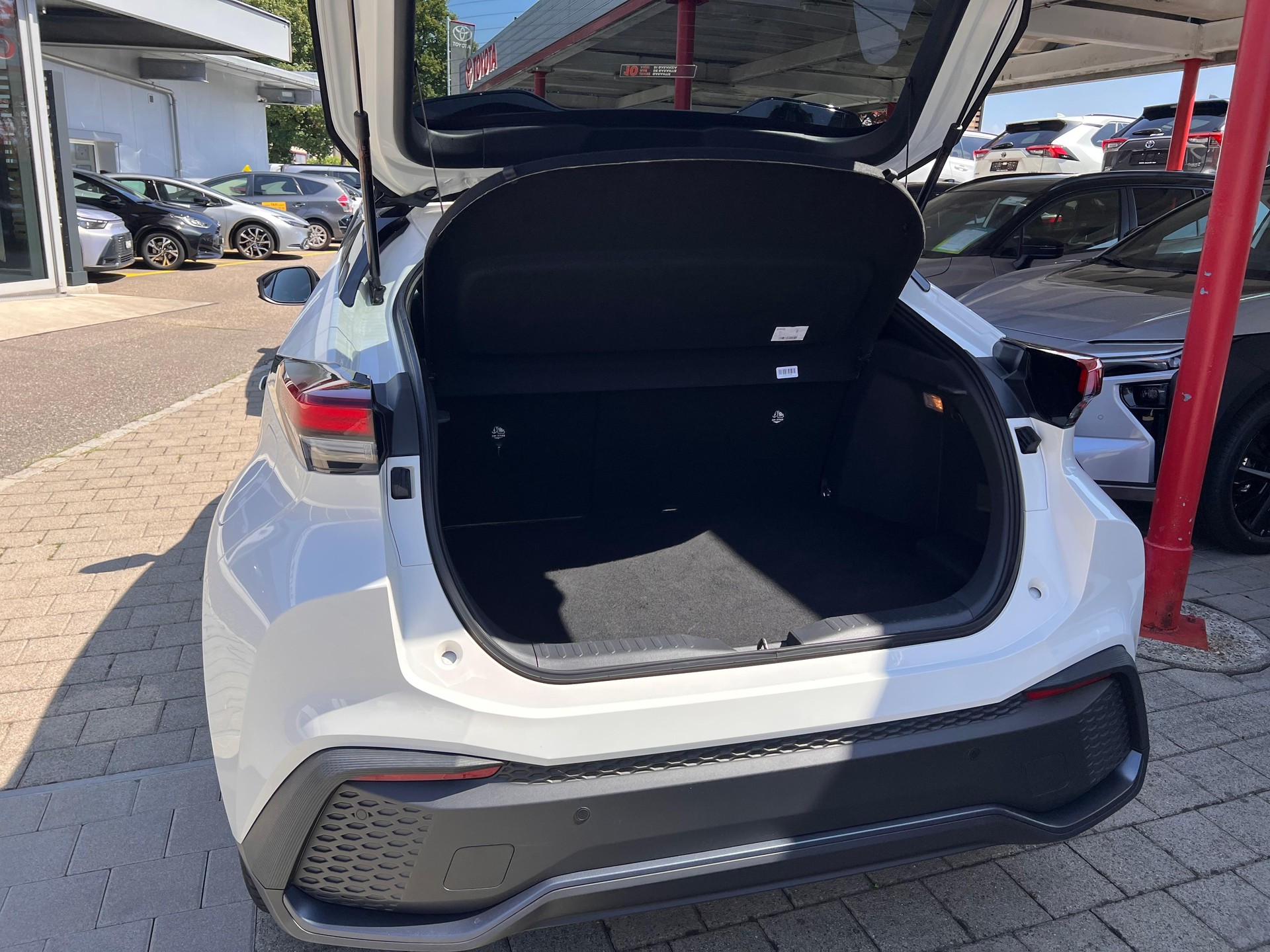 TOYOTA C-HR 2.0 PHEV Swiss Edition-image-6