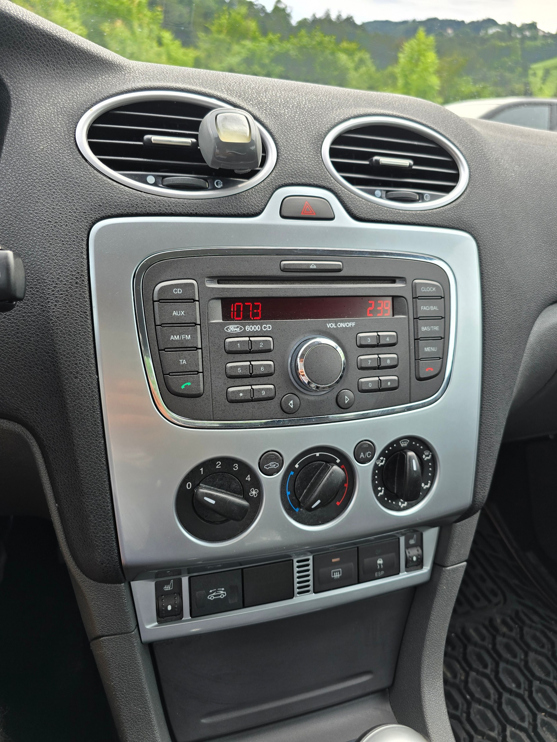 FORD Focus CC 1.6i Ambiente-image-10