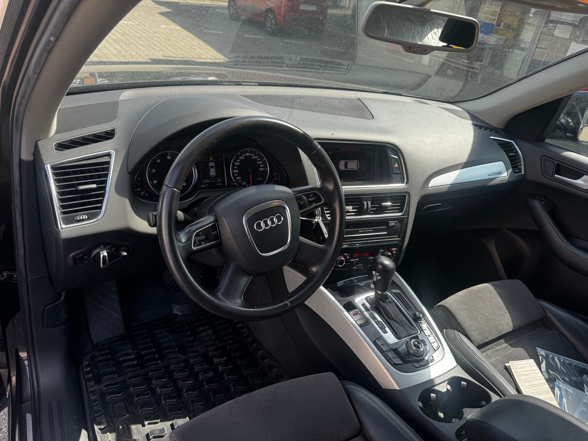 AUDI Q5 3.2 FSI quattro S-tronic-image-4