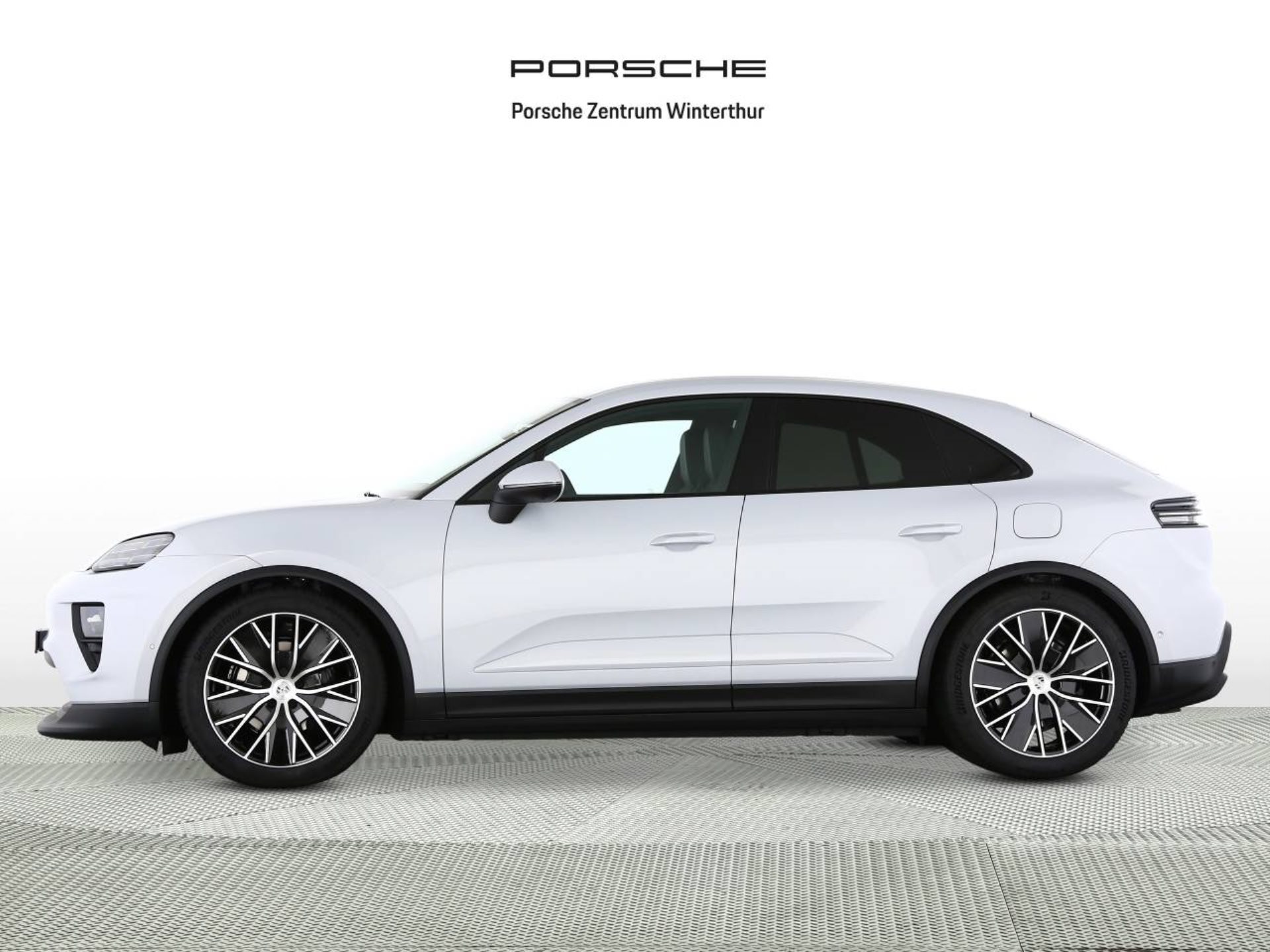 PORSCHE Macan 4-image-1