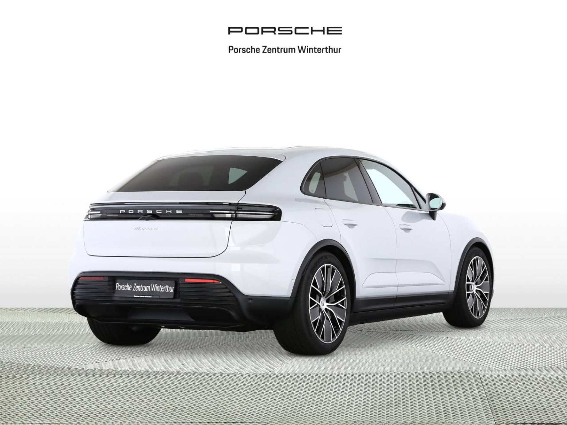 PORSCHE Macan 4-image-2