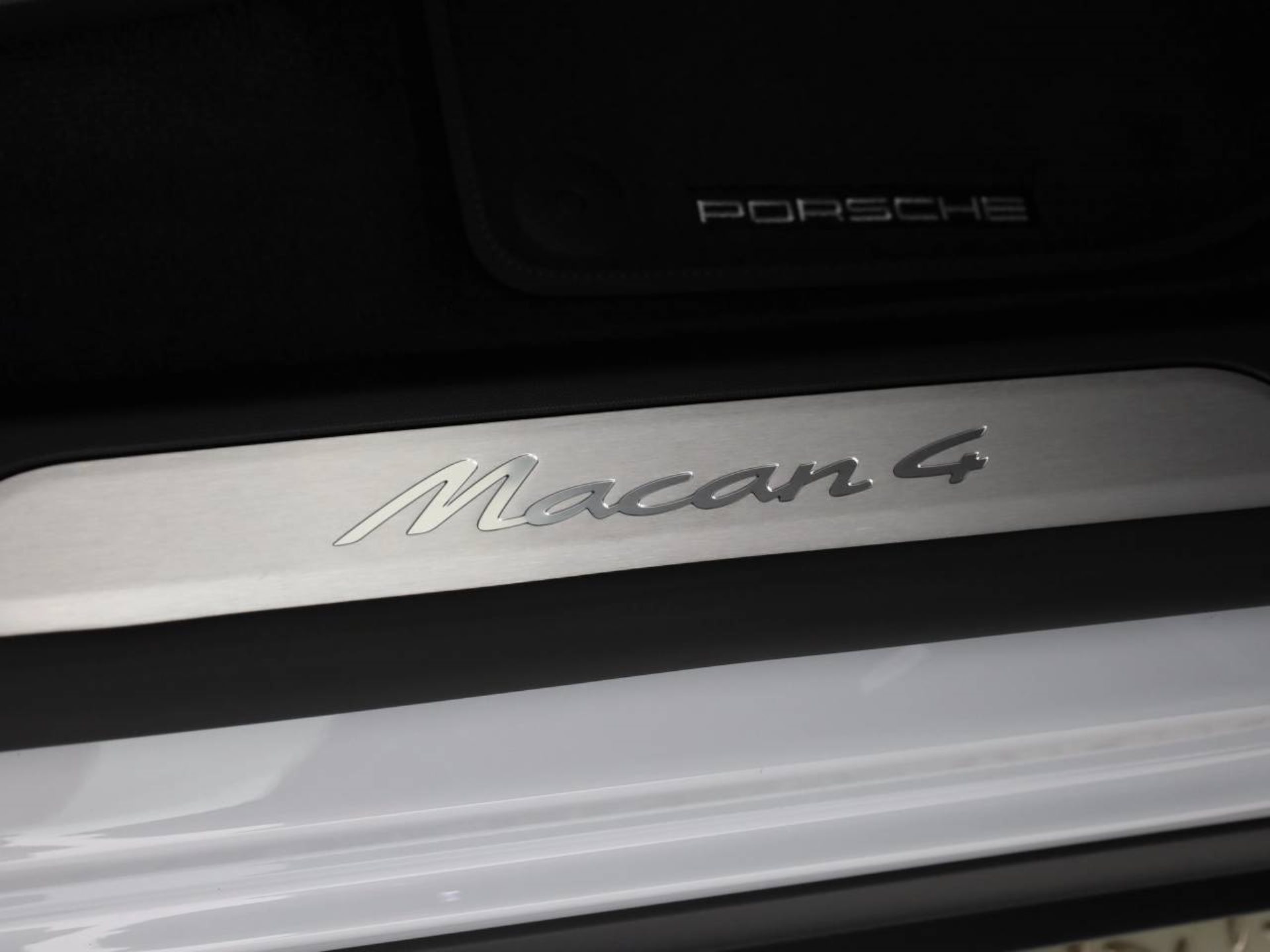 PORSCHE Macan 4-image-15