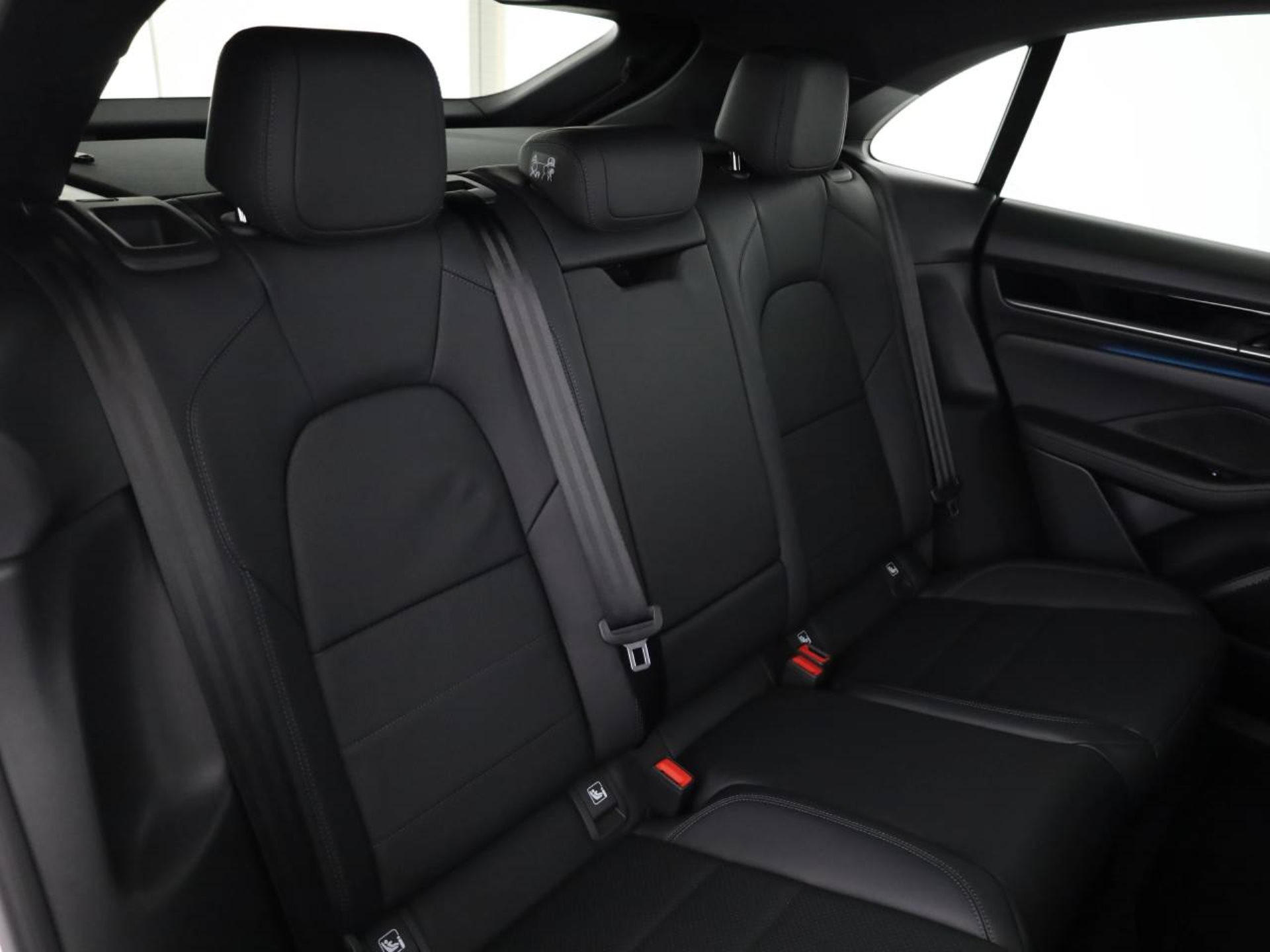 PORSCHE Macan 4-image-19