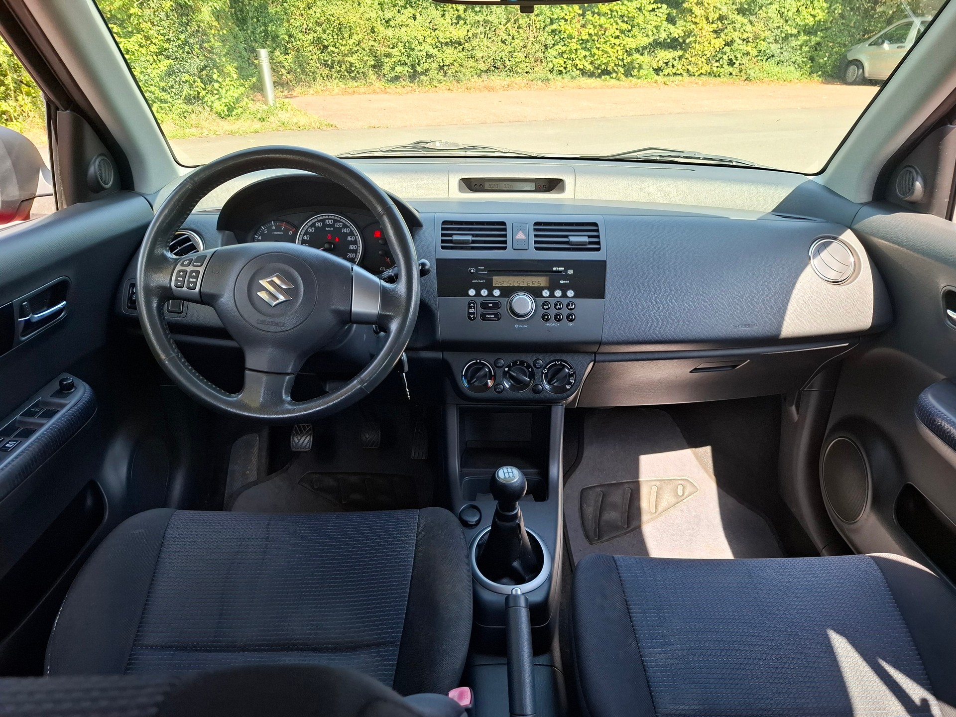 SUZUKI Swift 1.3i 16V GL 4x4-image-9