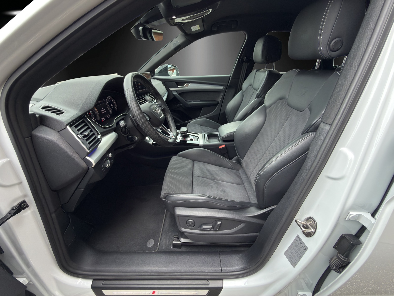 AUDI Q5 50 TFSI e PHEV S line quattro S-tronic-image-9