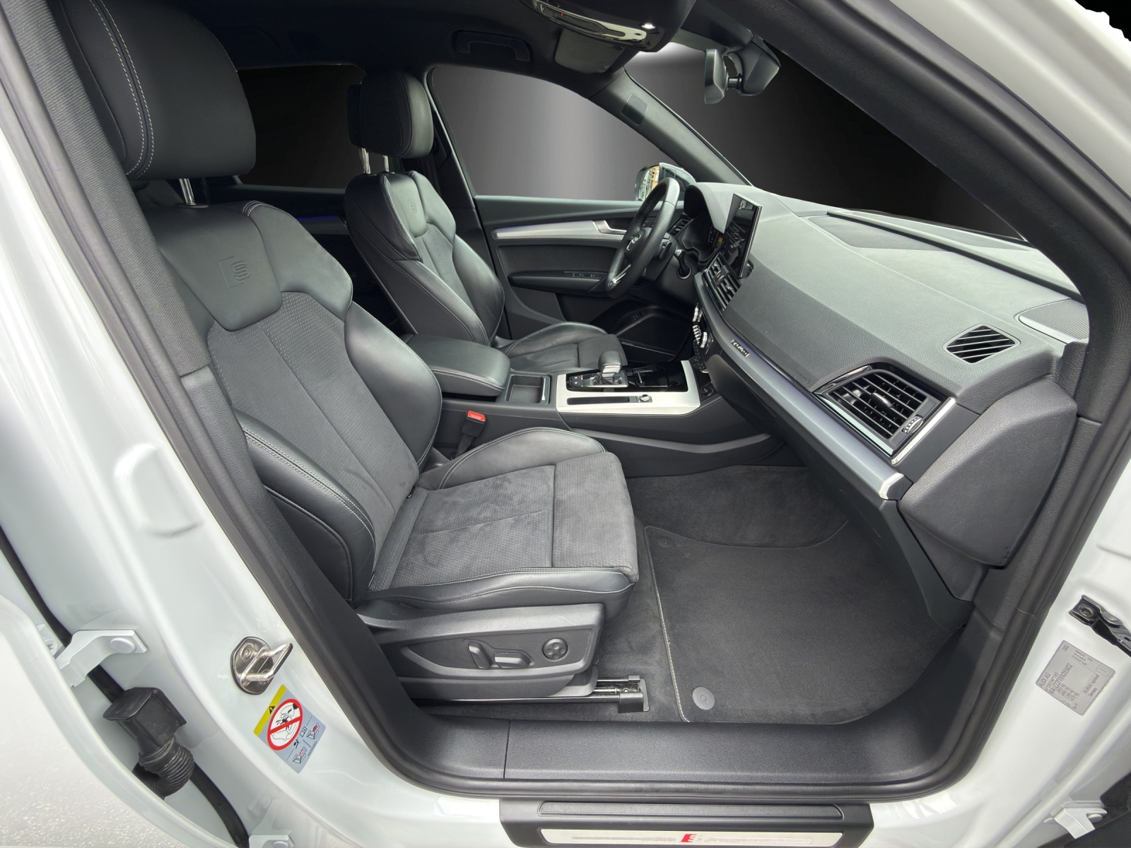 AUDI Q5 50 TFSI e PHEV S line quattro S-tronic-image-8