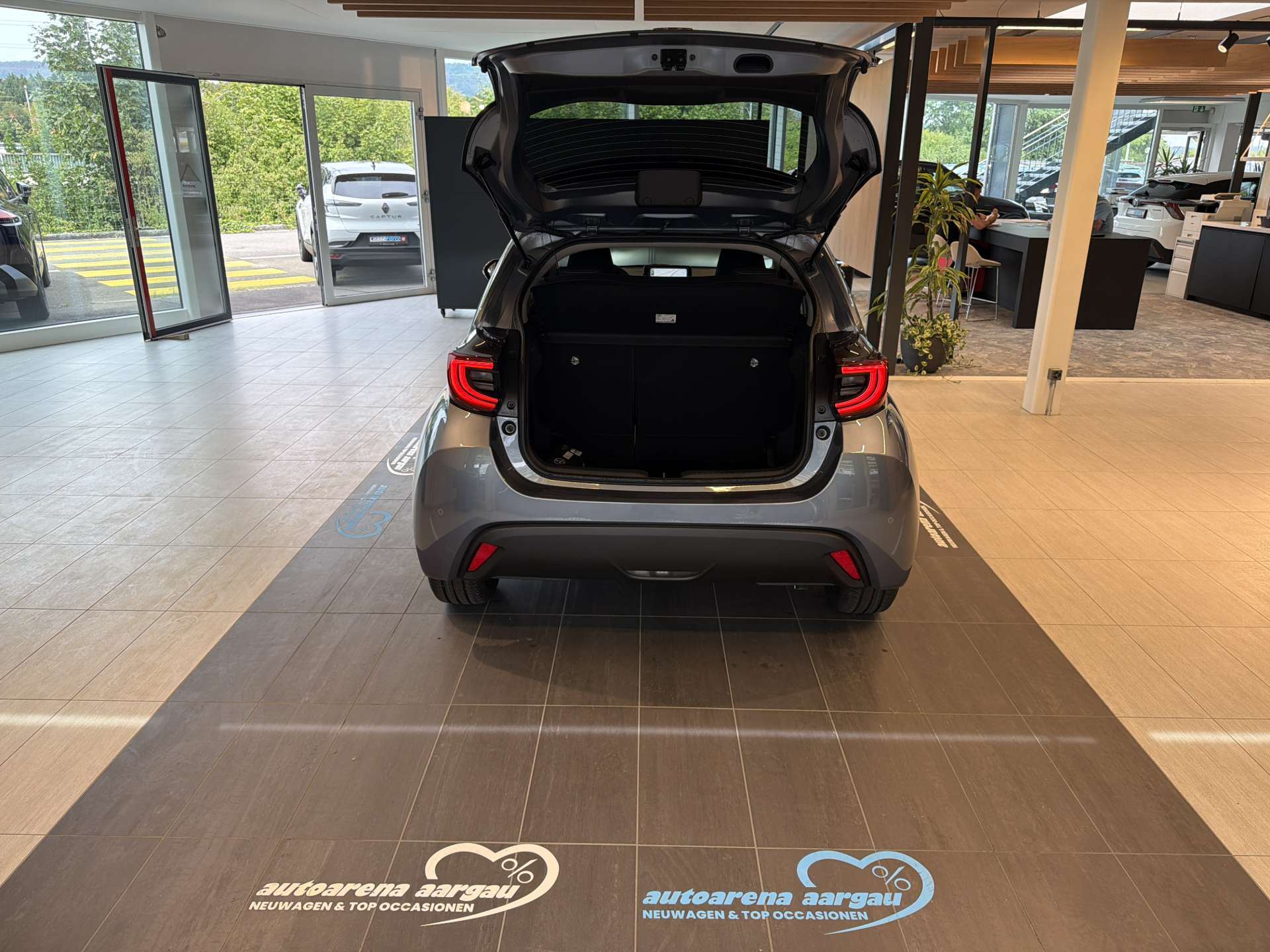 TOYOTA Yaris 1.5 Active Plus+ e-CVT Automat-image-7